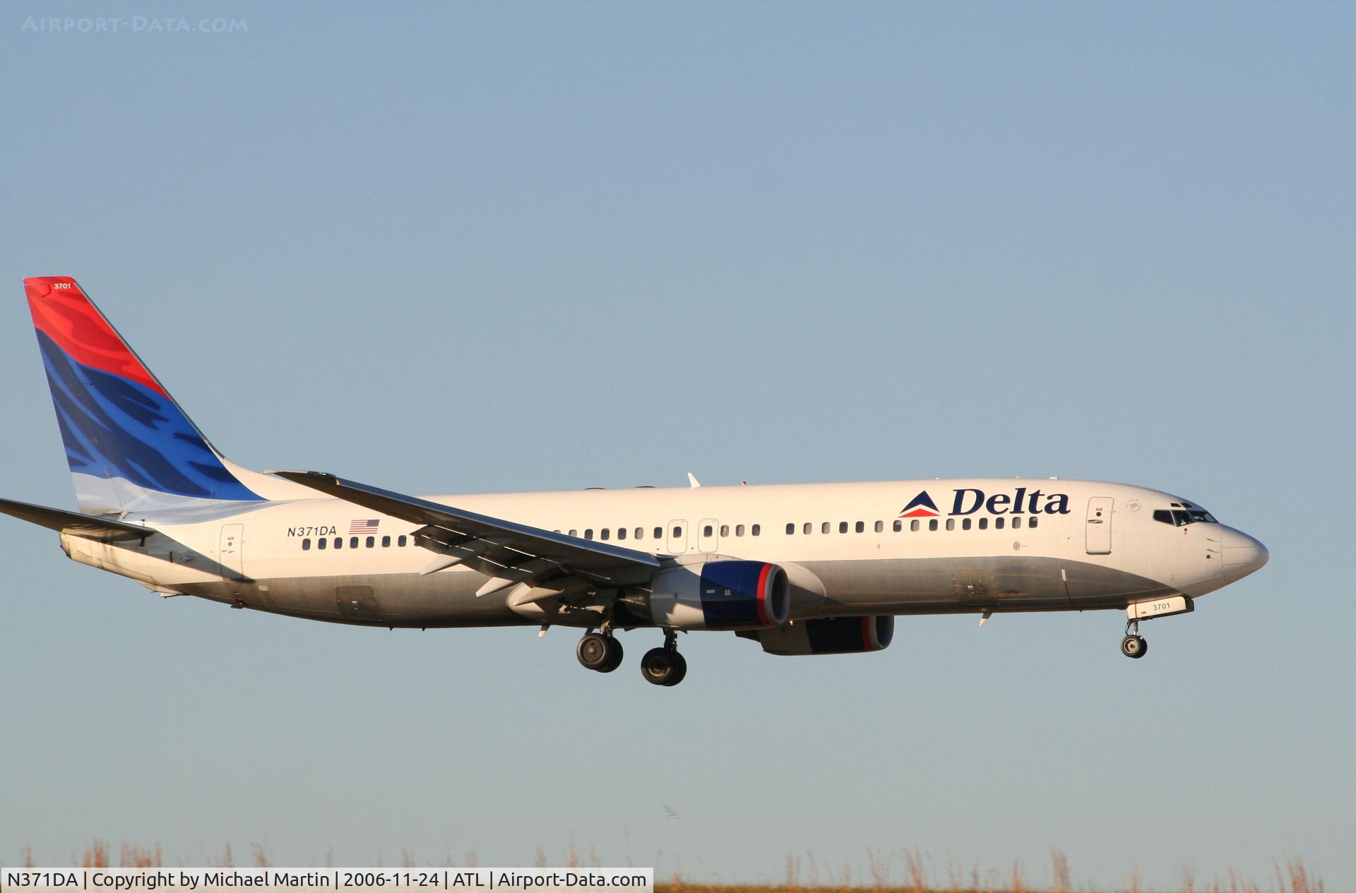 N371DA, 1998 Boeing 737-832 C/N 29619, Over the numbers of 9R