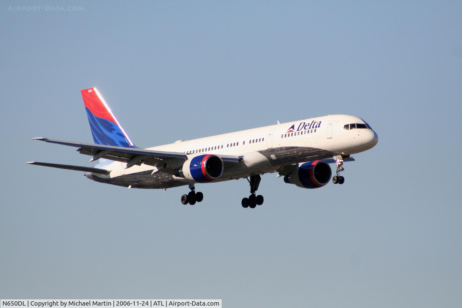 N650DL, 1989 Boeing 757-232 C/N 24390, On final for Runway 9R