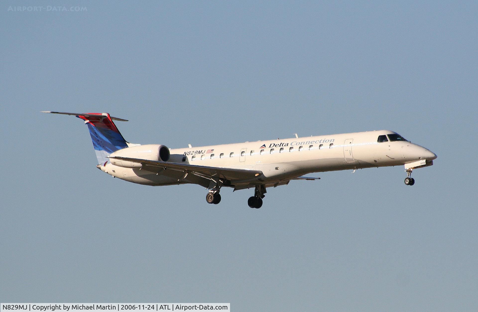 N829MJ, 2000 Embraer EMB-145LR C/N 145228, On final for Runway 9R