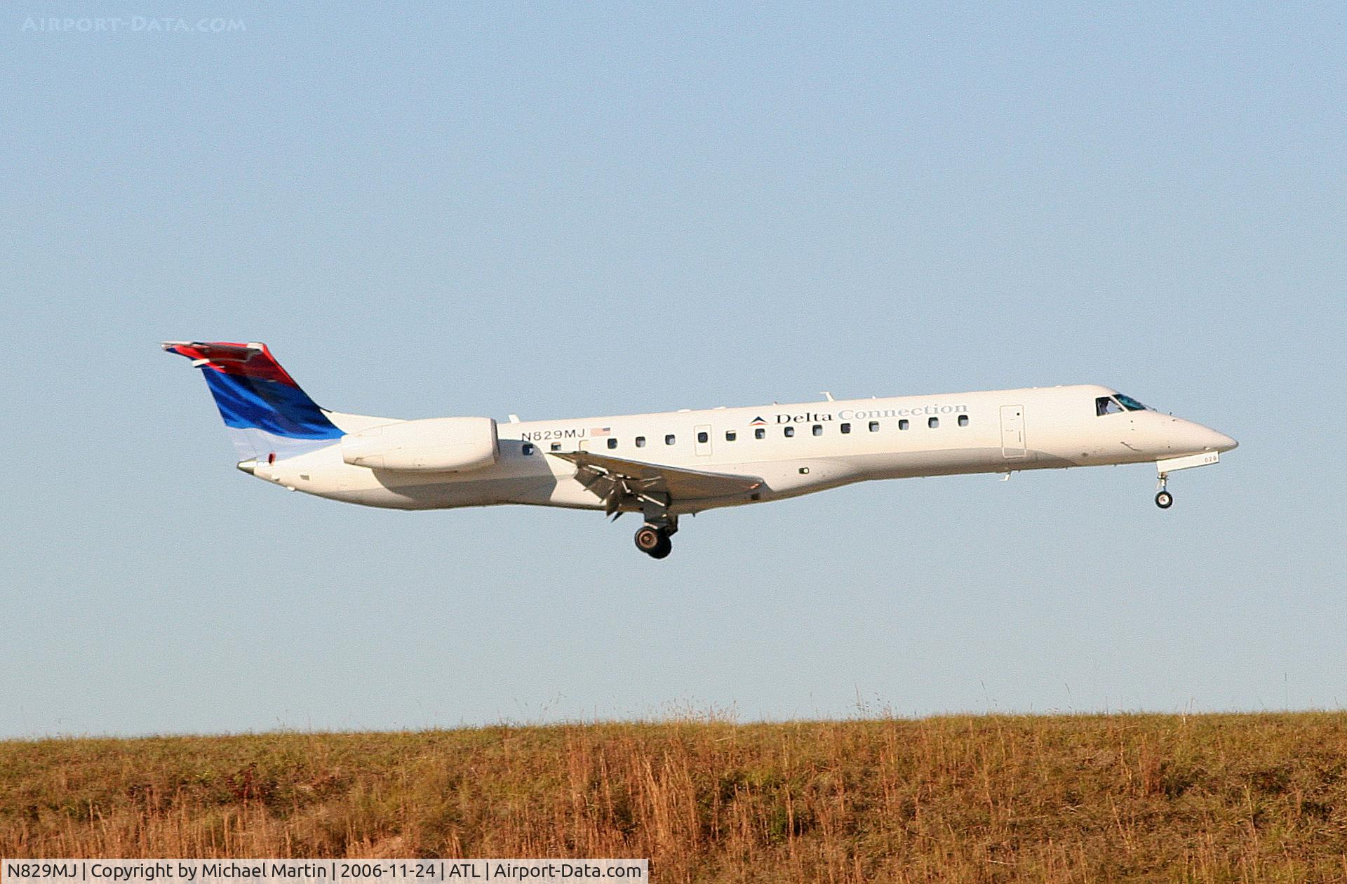 N829MJ, 2000 Embraer EMB-145LR C/N 145228, Over the numbers of 9R