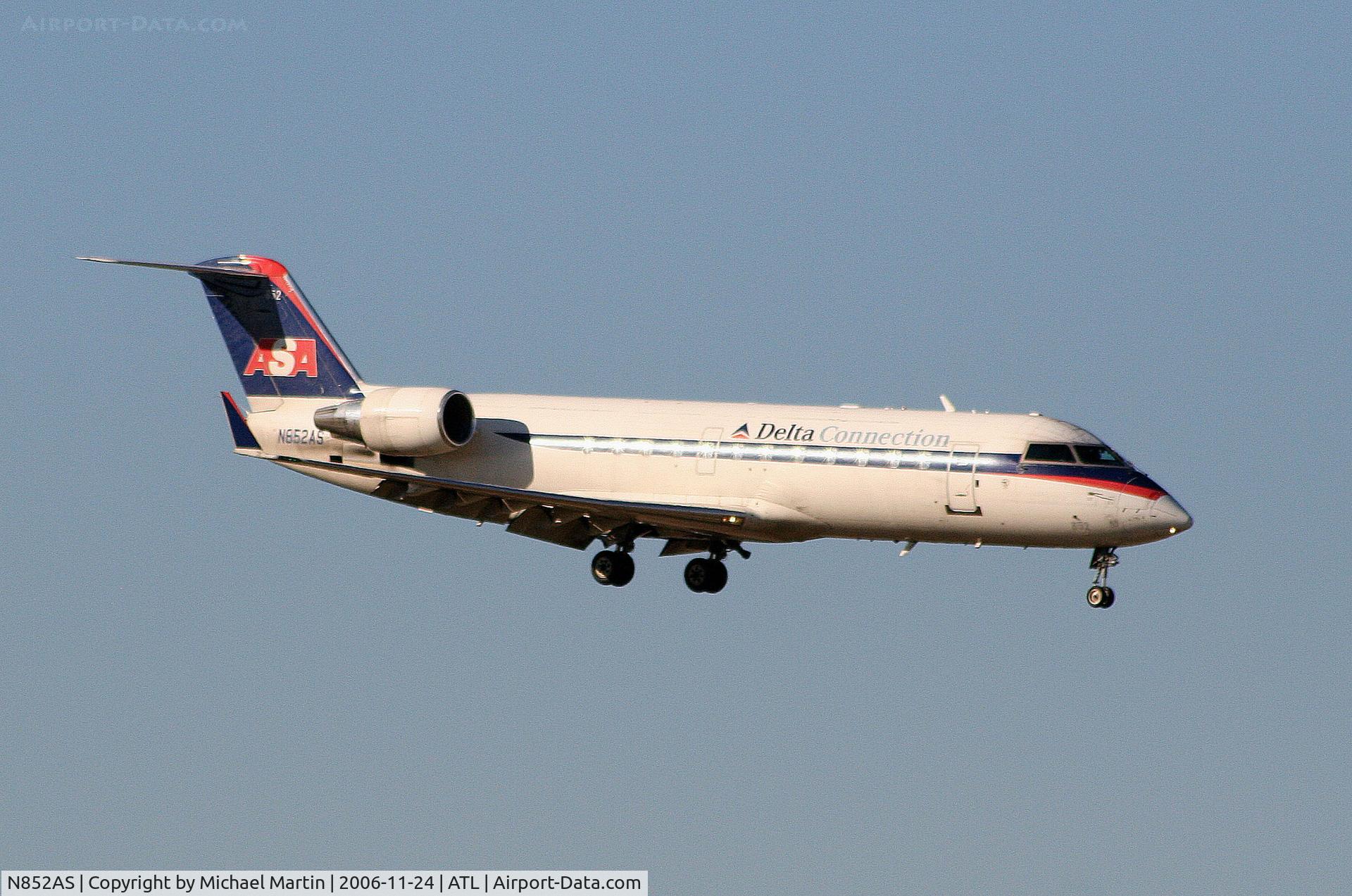 N852AS, 2000 Bombardier CRJ-200ER (CL-600-2B19) C/N 7369, On final for Runway 9R