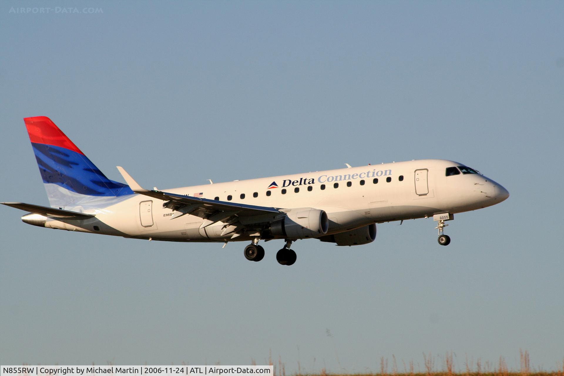 N855RW, 2005 Embraer 170SE (ERJ-170-100SE) C/N 17000077, Over the numbers of 9R