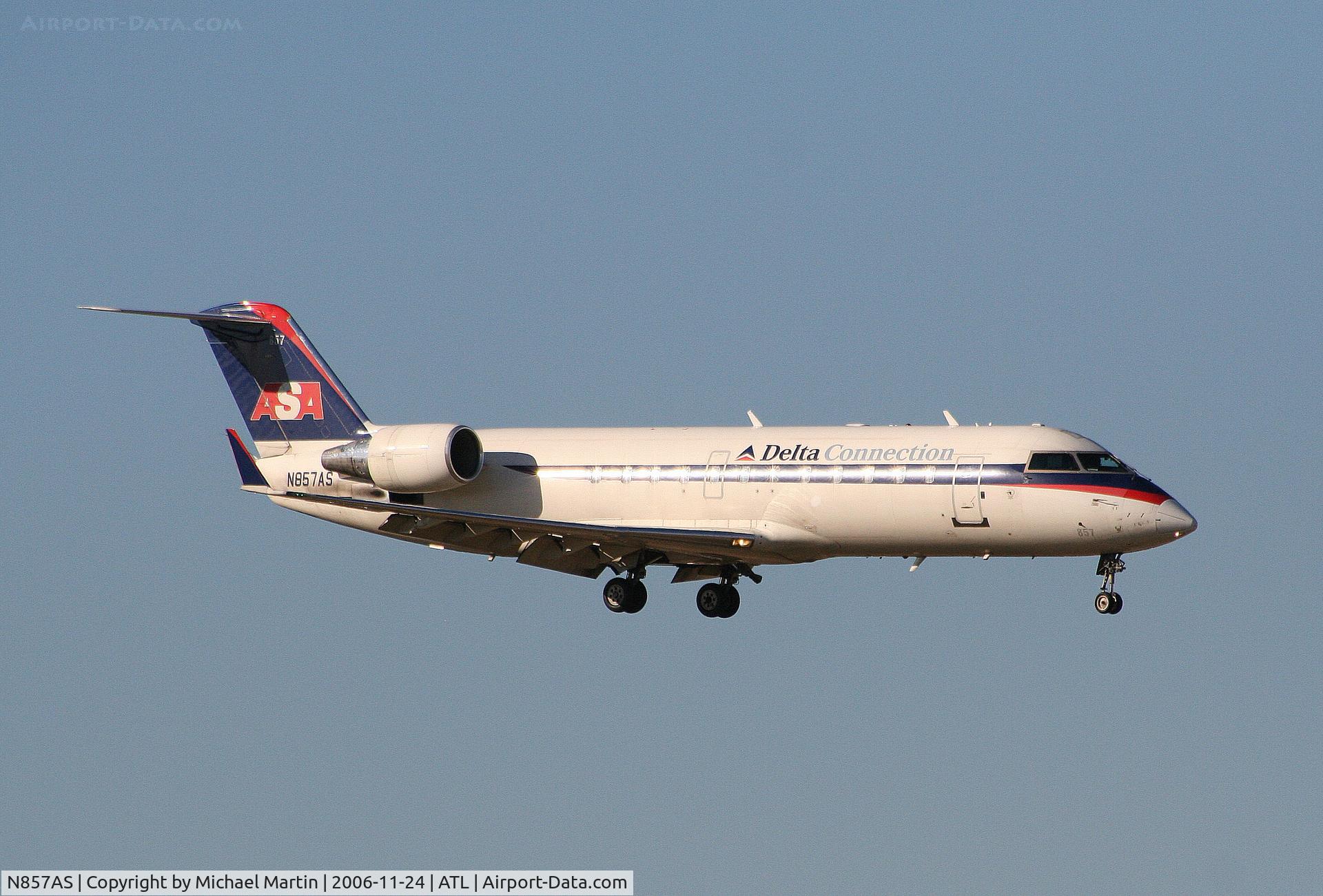 N857AS, 2000 Bombardier CRJ-200ER (CL-600-2B19) C/N 7411, On final for Runway 9R