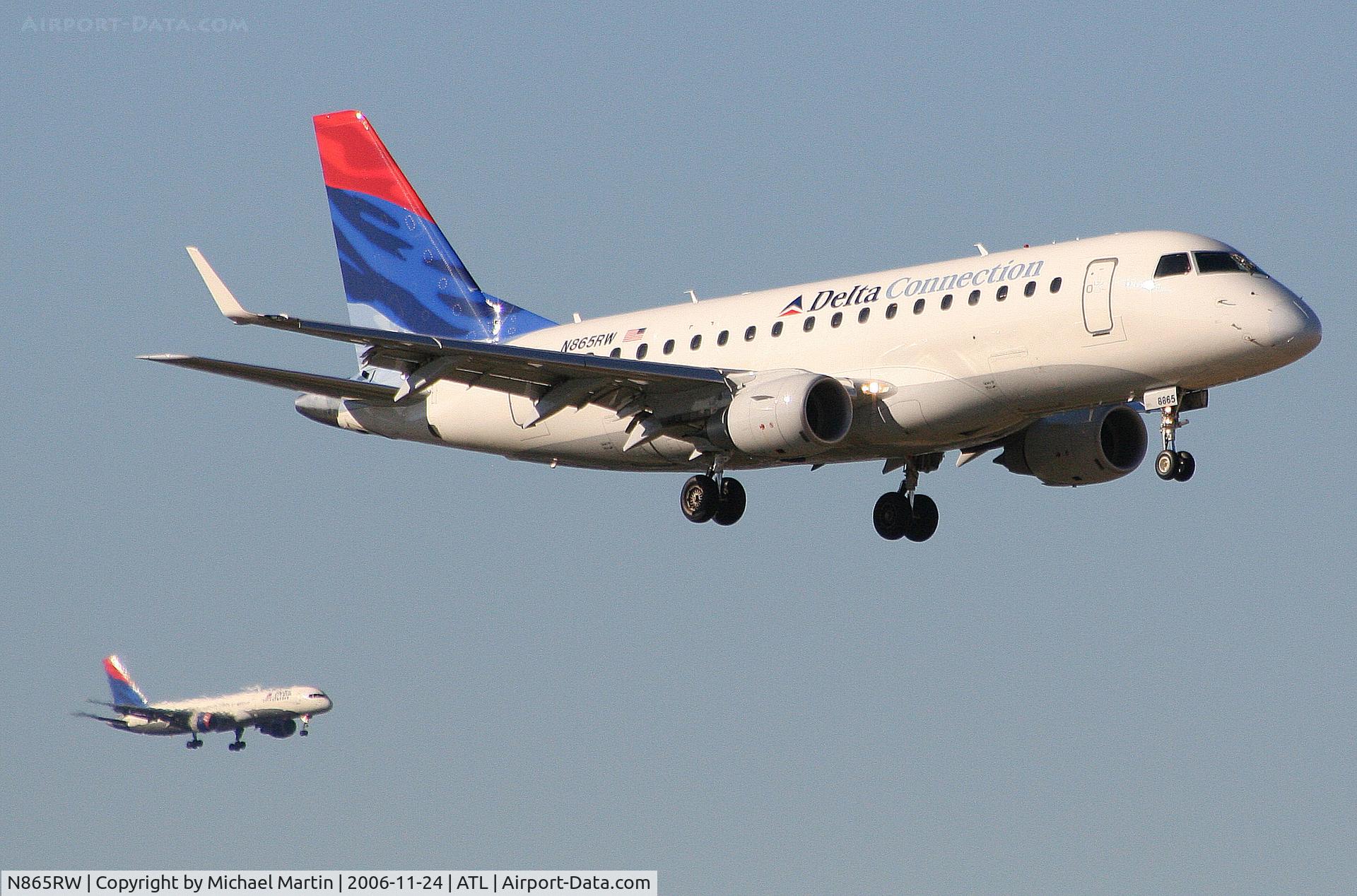 N865RW, 2006 Embraer 170SE (ERJ-170-100SE) C/N 17000122, On final for Runway 9R