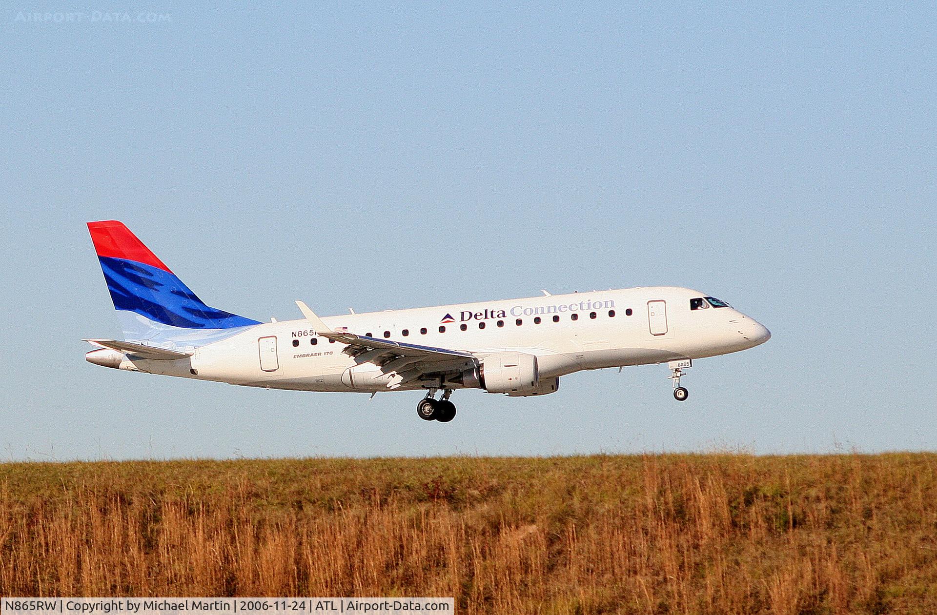 N865RW, 2006 Embraer 170SE (ERJ-170-100SE) C/N 17000122, Over the numbers of 9R