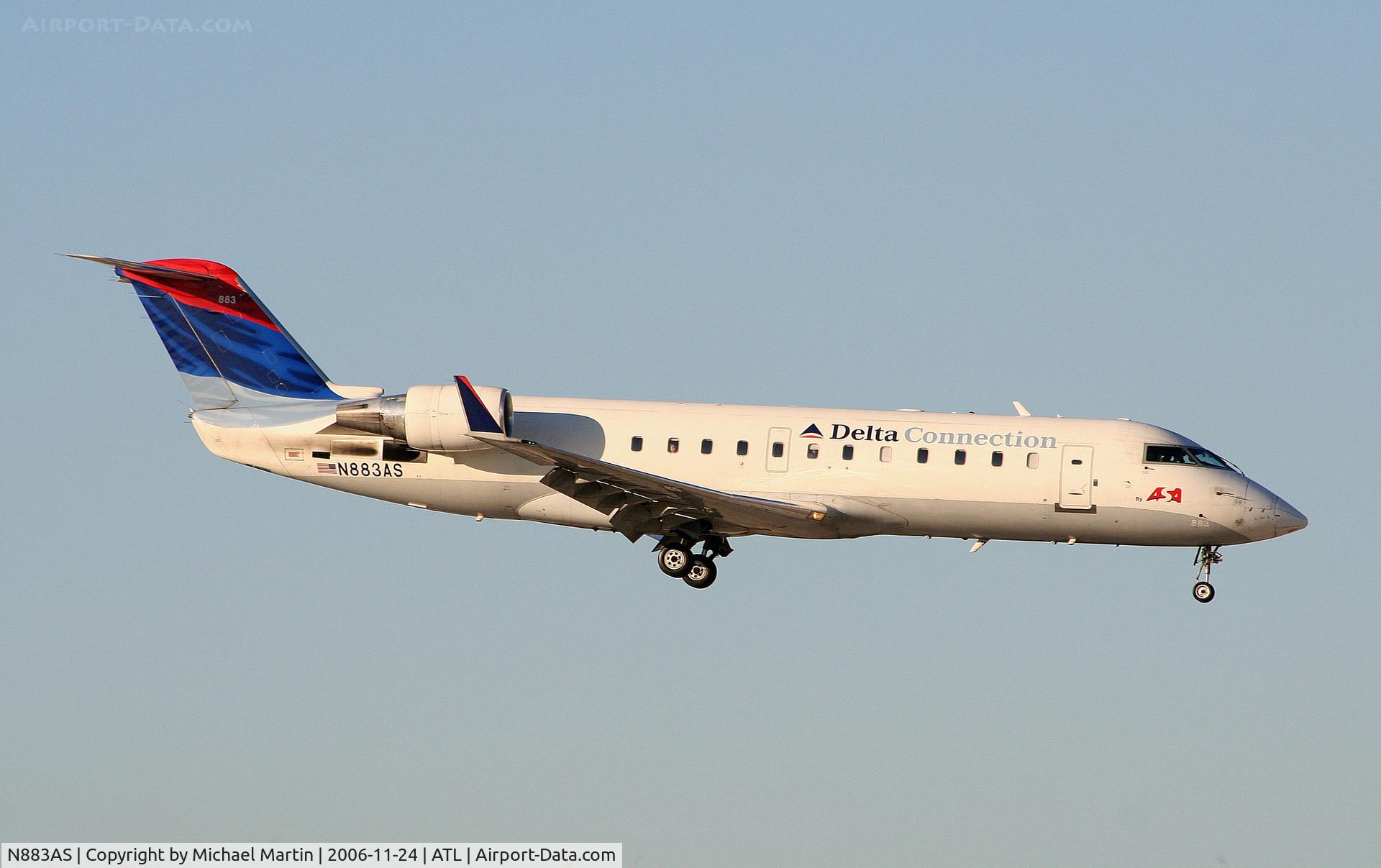 N883AS, 2001 Bombardier CRJ-200ER (CL-600-2B19) C/N 7504, On final for Runway 9R
