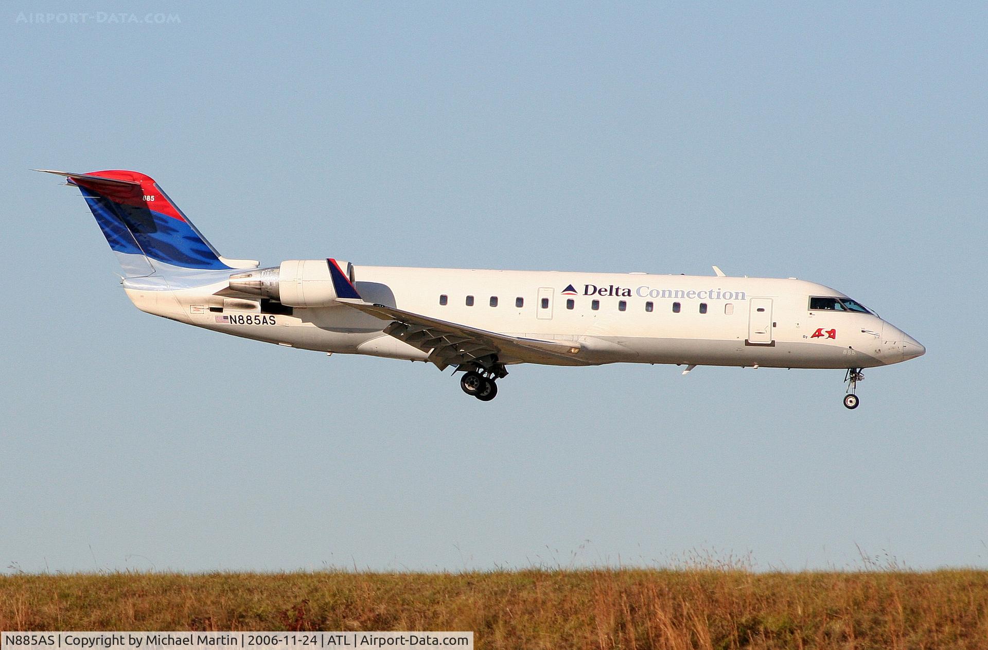 N885AS, 2001 Bombardier CRJ-200ER (CL-600-2B19) C/N 7521, On final for Runway 9R
