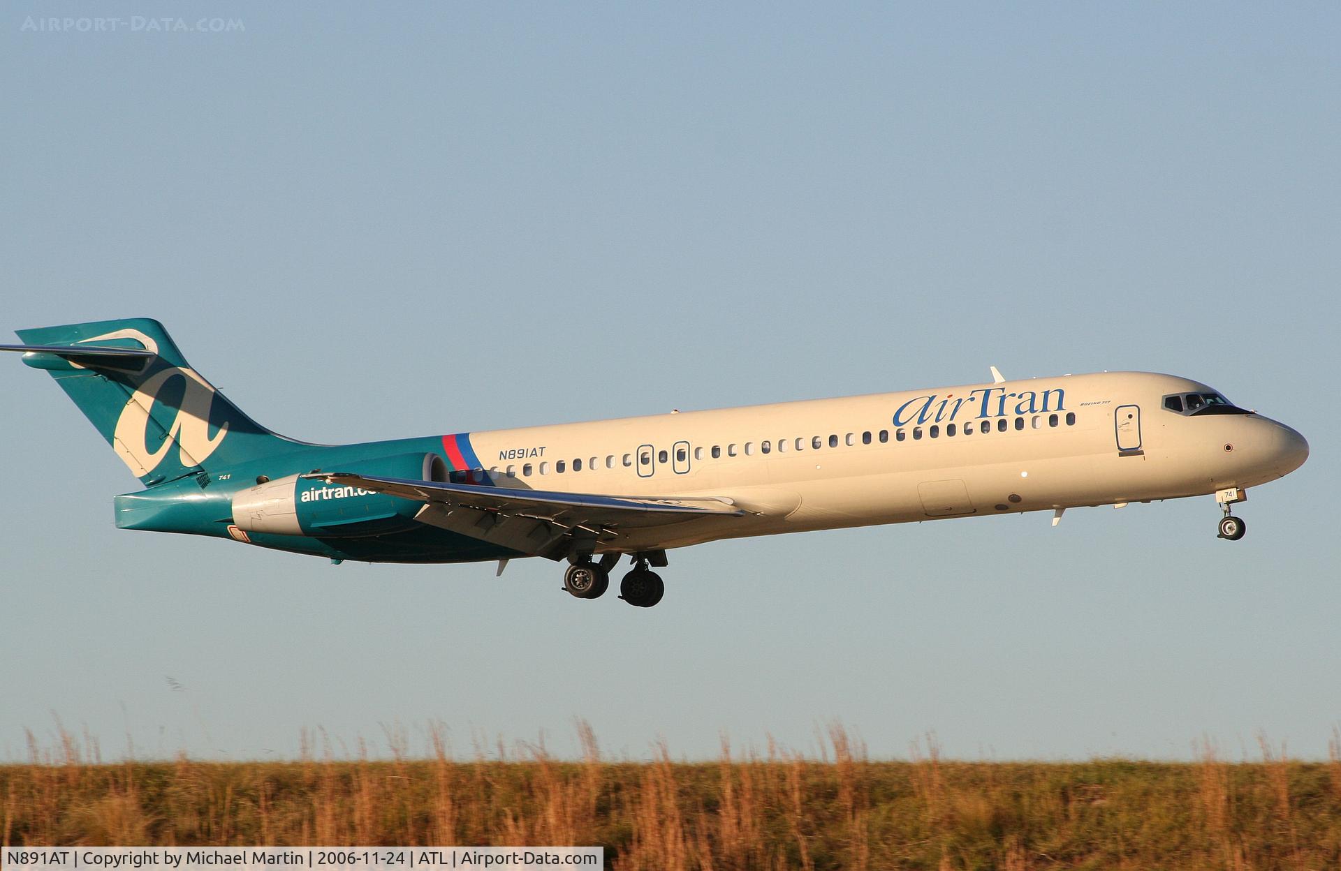 N891AT, 2004 Boeing 717-200 C/N 55043, Over the numbers of 9R