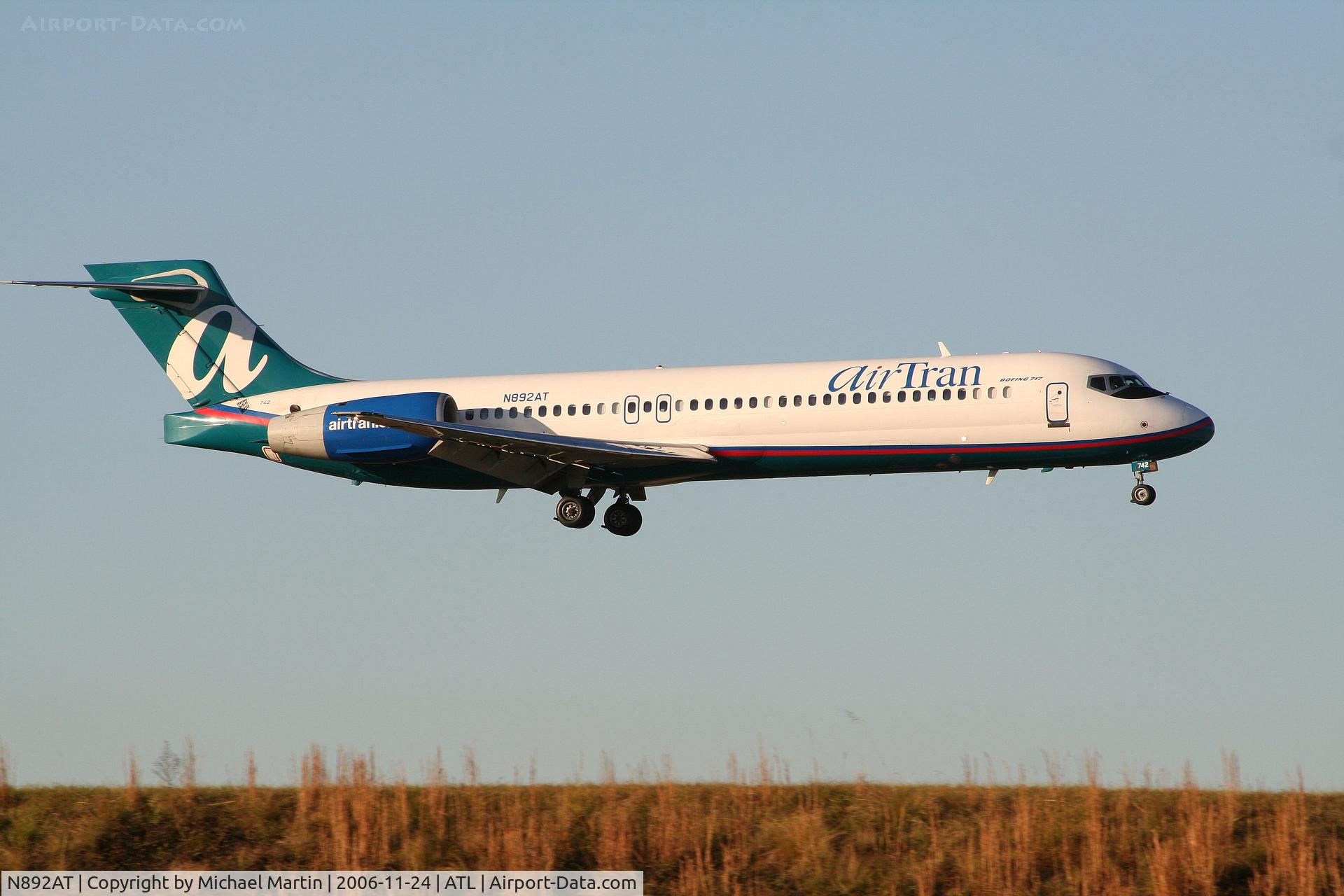 N892AT, 2004 Boeing 717-200 C/N 55044, Over the numbers of 9R