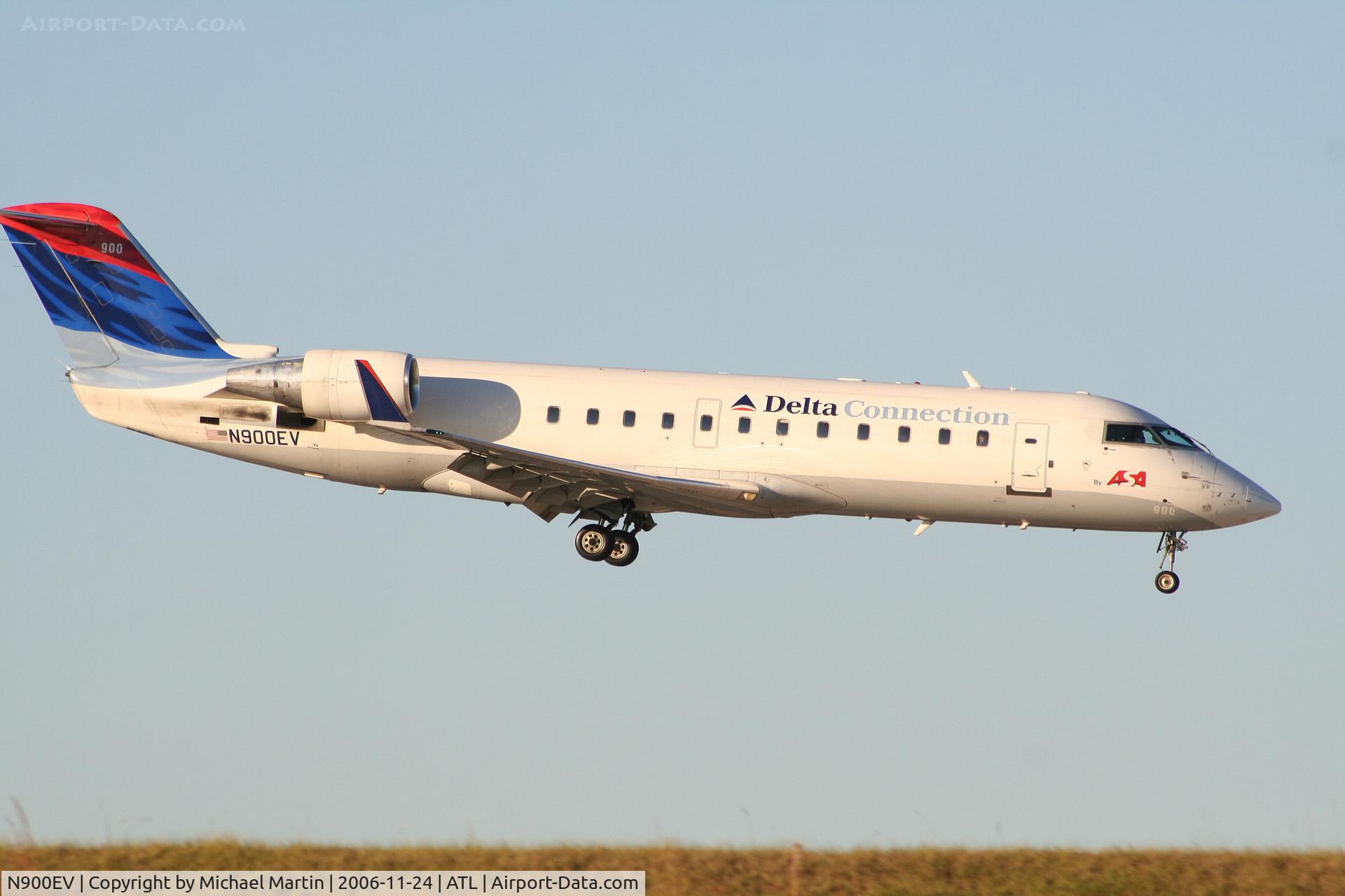 N900EV, 2002 Bombardier CRJ-200ER (CL-600-2B19) C/N 7608, Over the numbers of 9R
