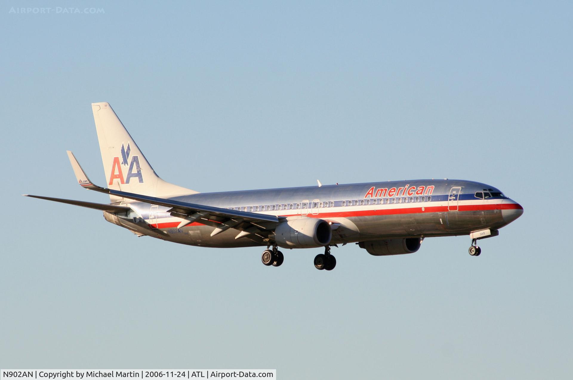 N902AN, 1999 Boeing 737-823 C/N 29504, On final for Runway 9R