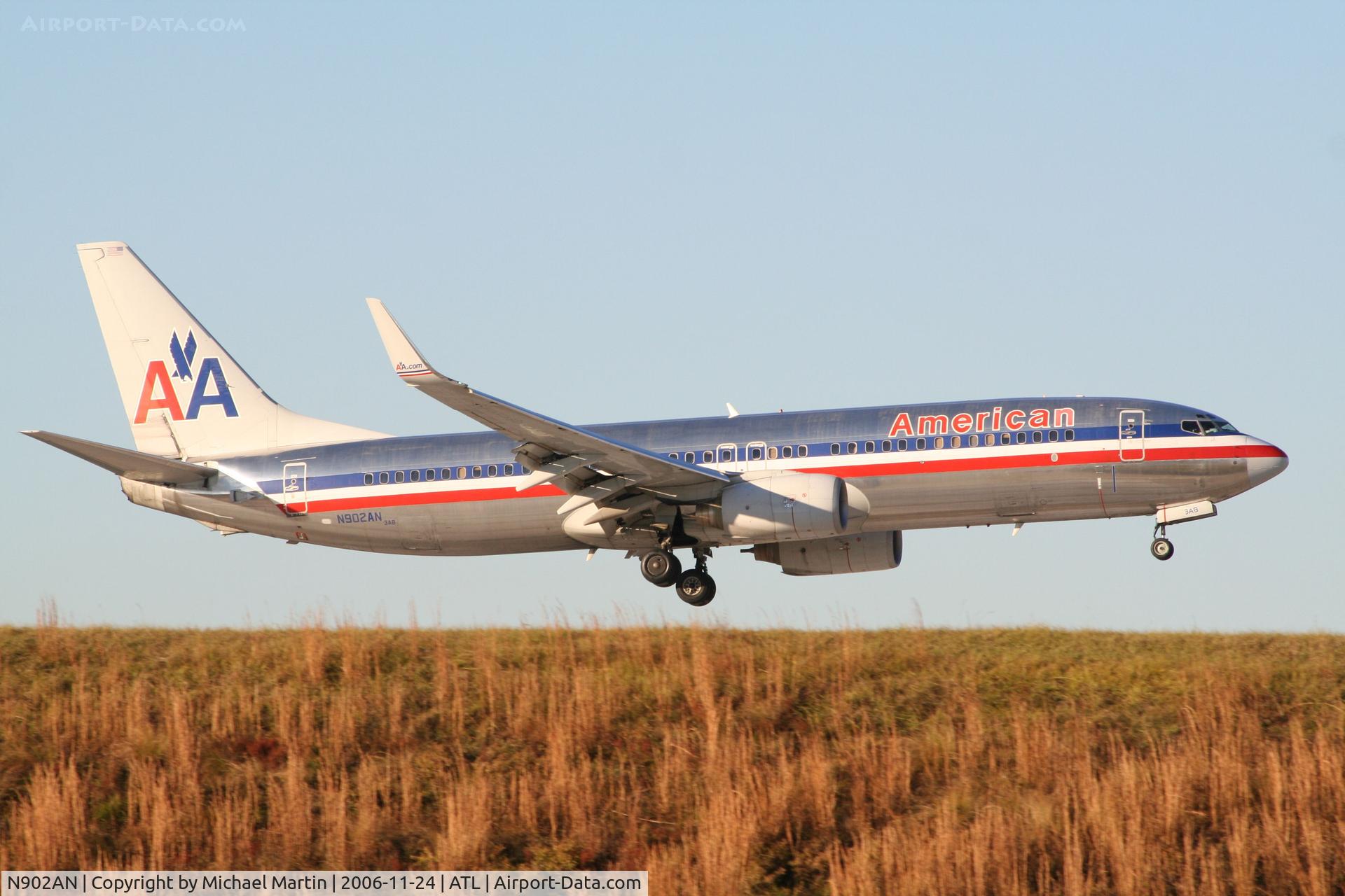 N902AN, 1999 Boeing 737-823 C/N 29504, Over the numbers of 9R