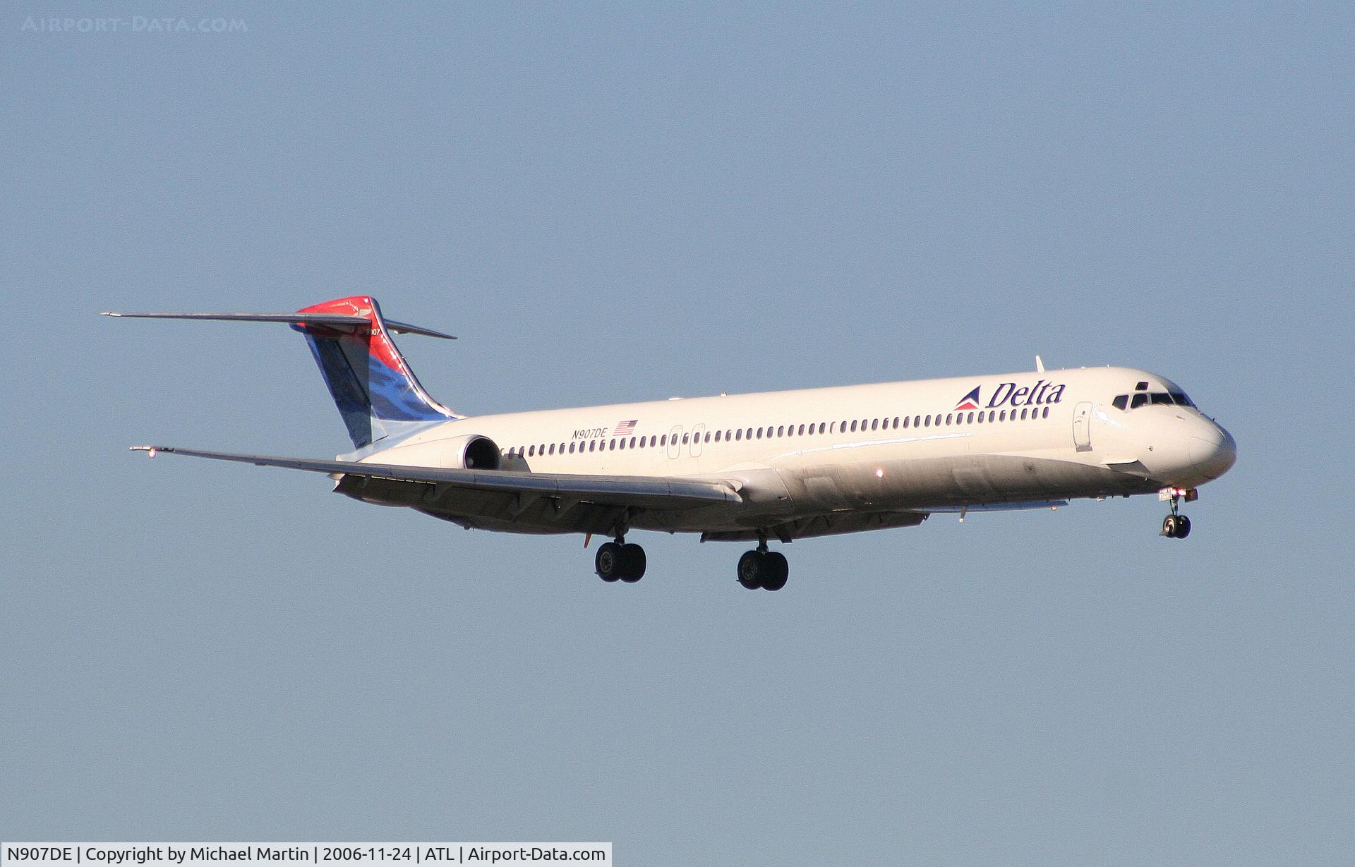 N907DE, 1992 McDonnell Douglas MD-88 C/N 53416, On final for Runway 9R