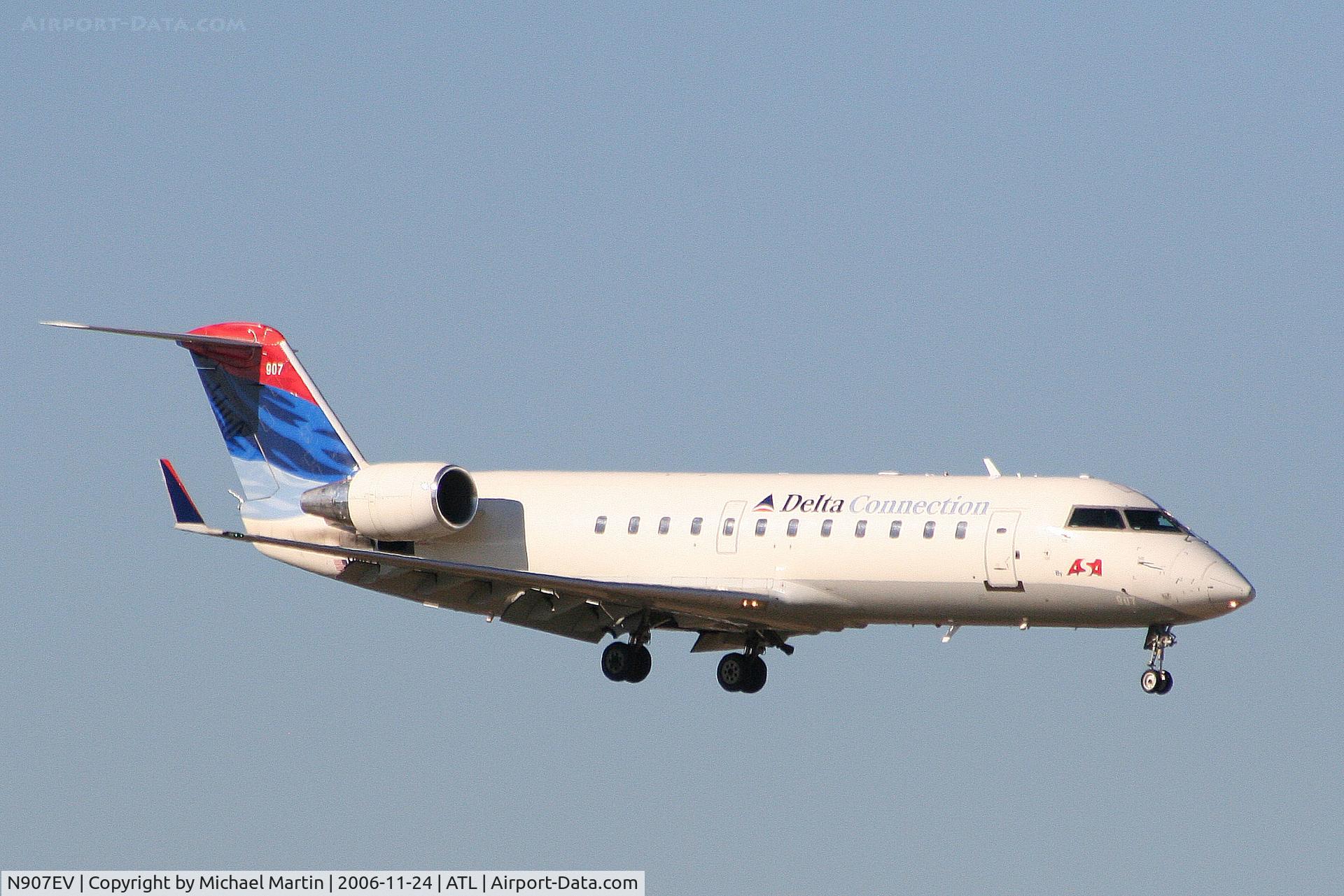 N907EV, 2002 Bombardier CRJ-200ER (CL-600-2B19) C/N 7648, On final for Runway 9R