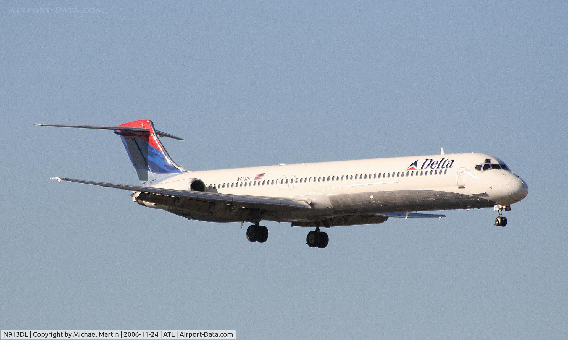 N913DL, 1988 McDonnell Douglas MD-88 C/N 49544, On final for Runway 9R