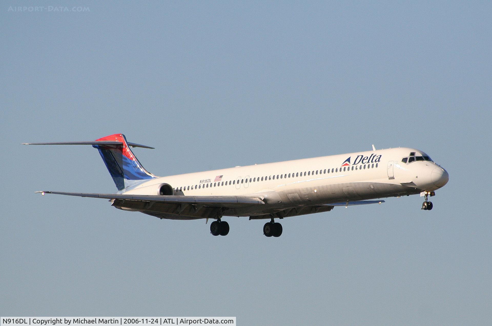 N916DL, 1988 McDonnell Douglas MD-88 C/N 49591, On final for Runway 9R