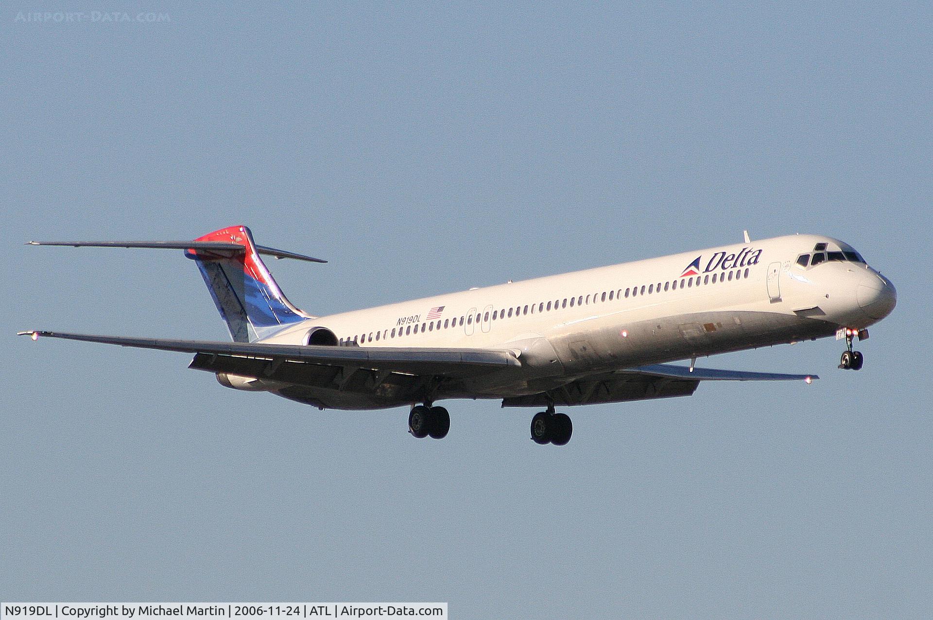 N919DL, 1988 McDonnell Douglas MD-88 C/N 49584, On final for Runway 9R