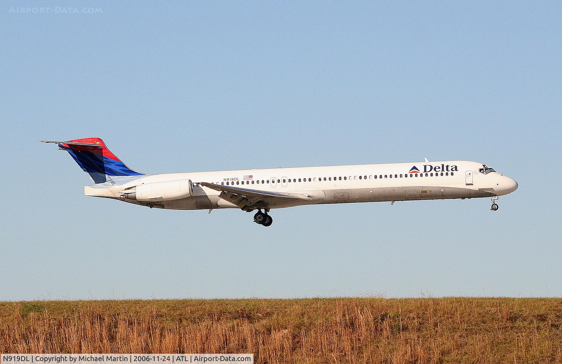 N919DL, 1988 McDonnell Douglas MD-88 C/N 49584, Over the numbers of 9R