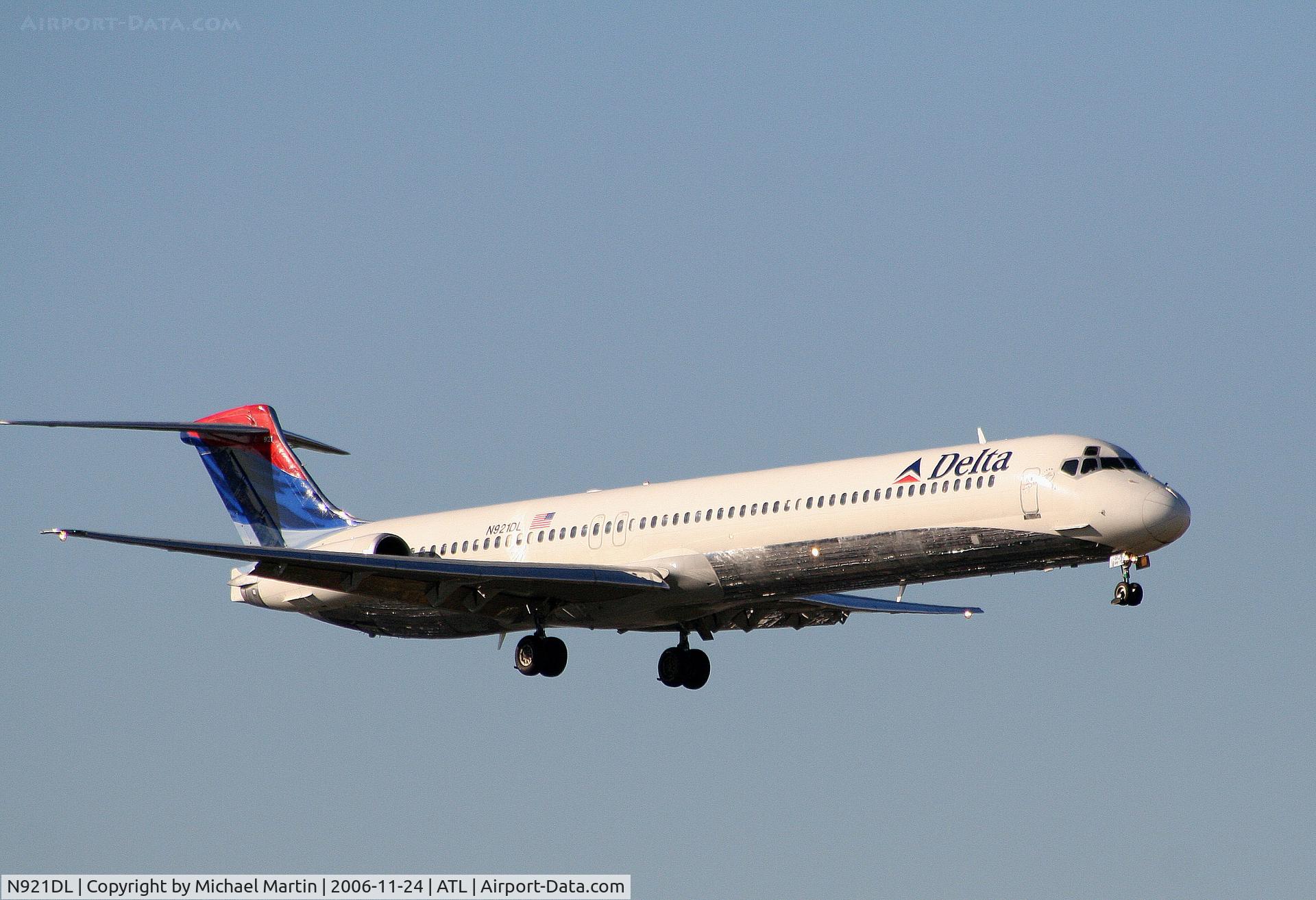N921DL, 1988 McDonnell Douglas MD-88 C/N 49645, On final for Runway 9R