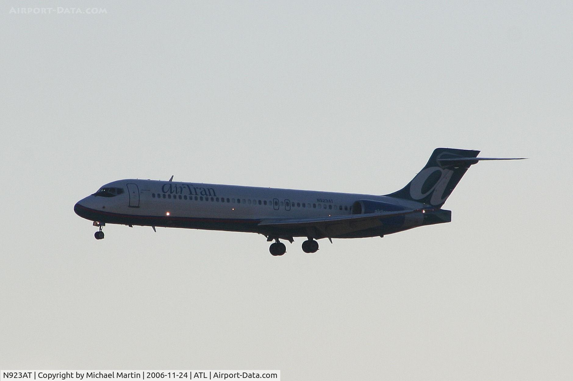 N923AT, 2005 Boeing 717-200 C/N 55051, Landing Runway 10