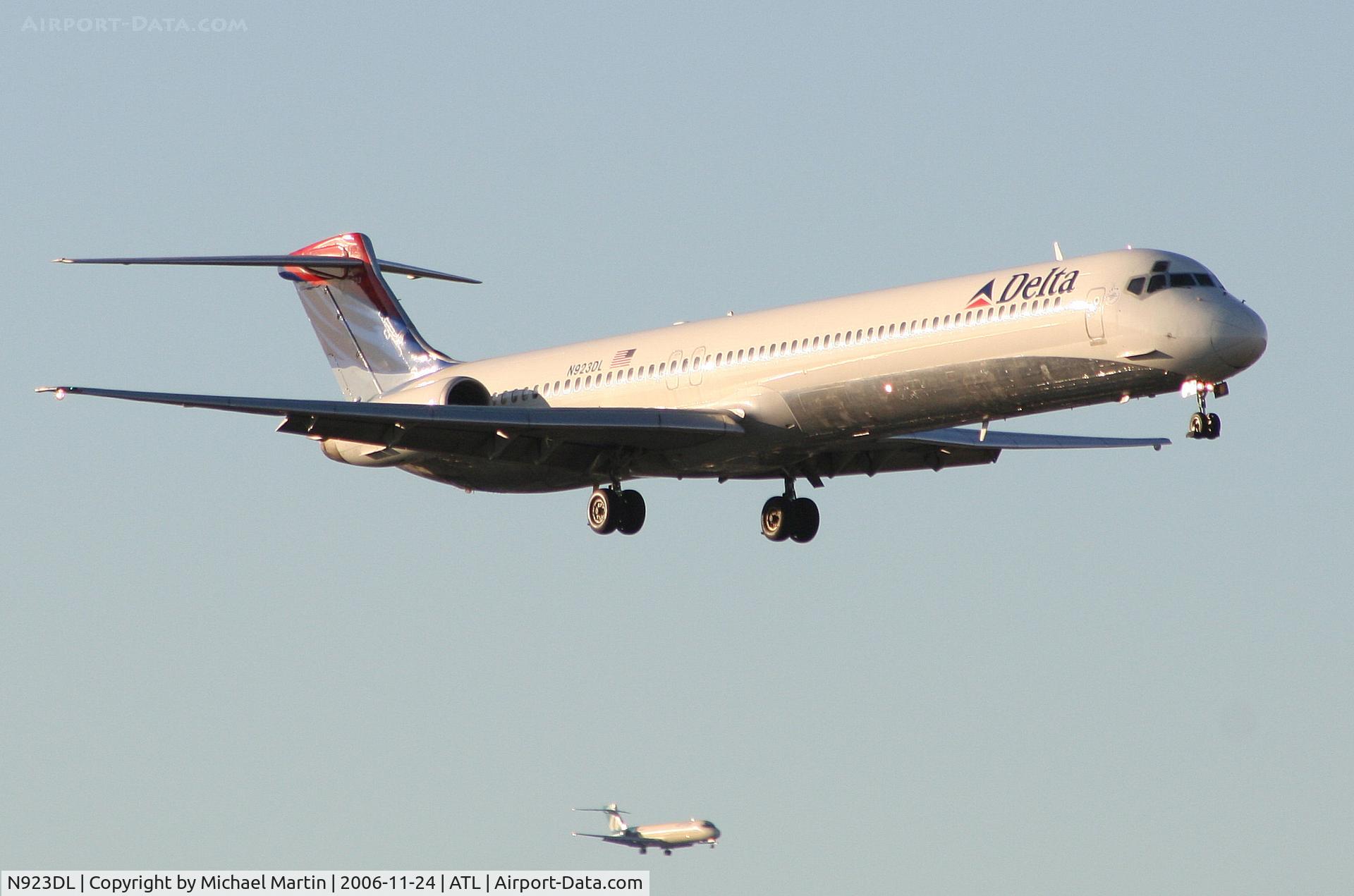 N923DL, 1988 McDonnell Douglas MD-88 C/N 49705, On final for Runway 9R