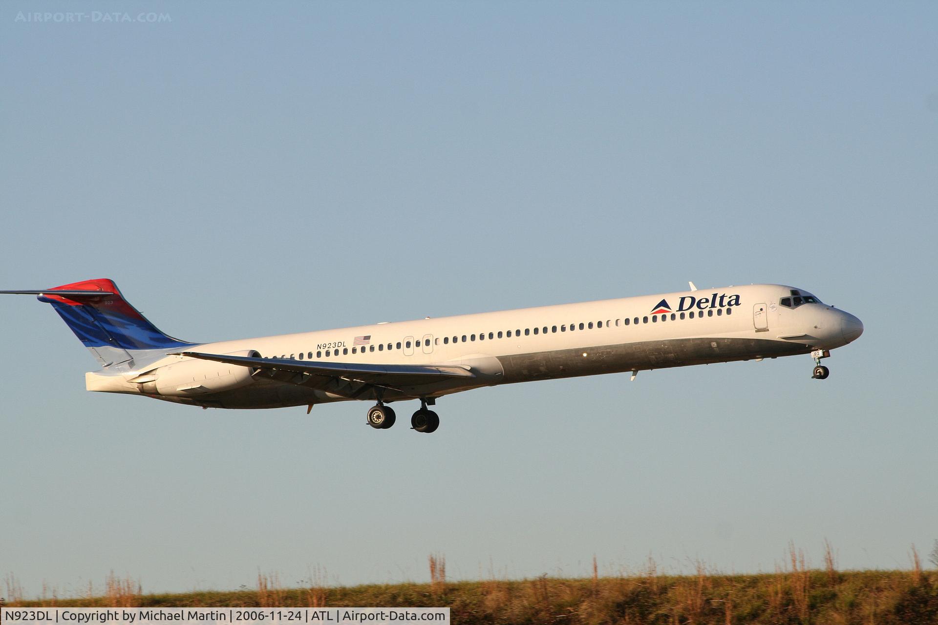 N923DL, 1988 McDonnell Douglas MD-88 C/N 49705, Over the numbers of 9R