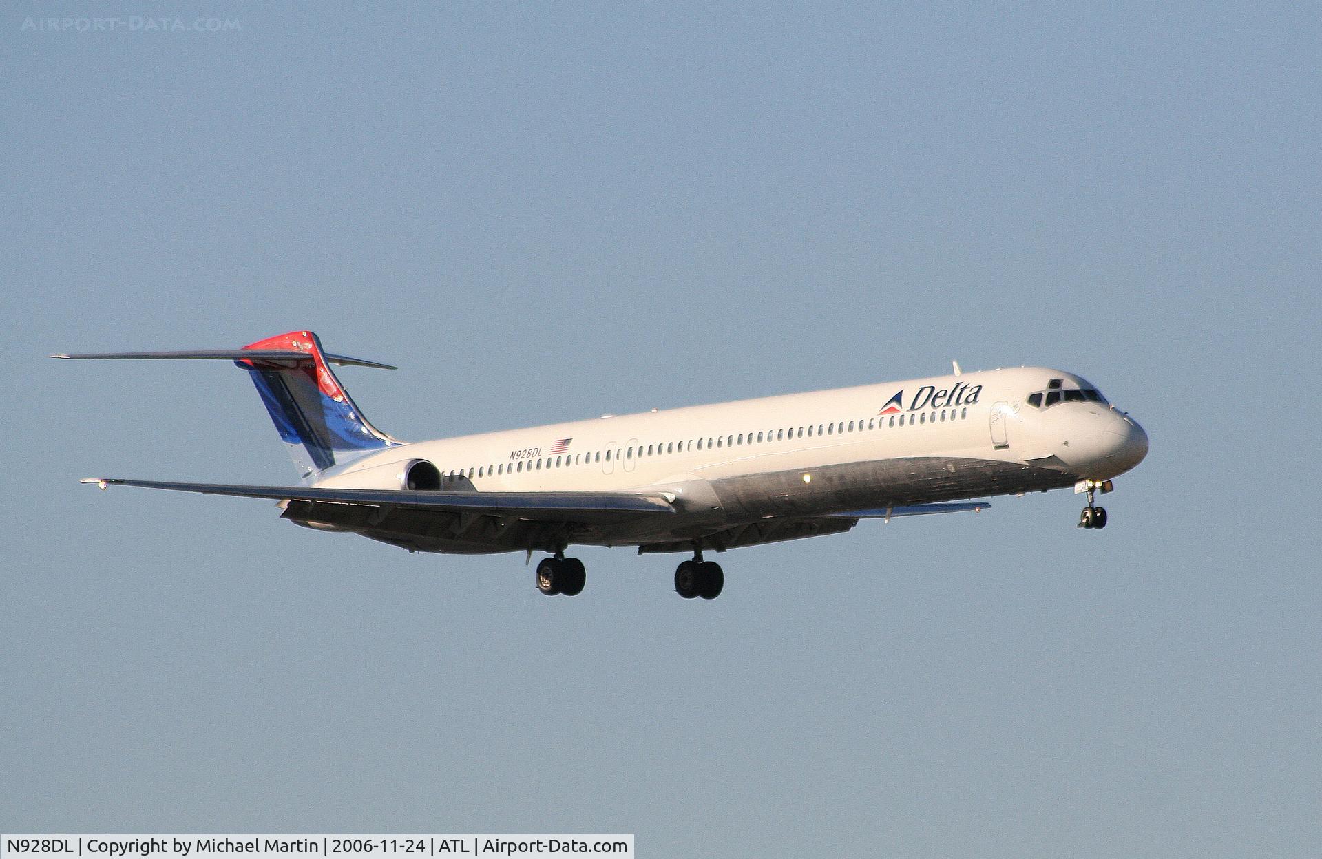 N928DL, 1988 McDonnell Douglas MD-88 C/N 49715, On final for Runway 9R