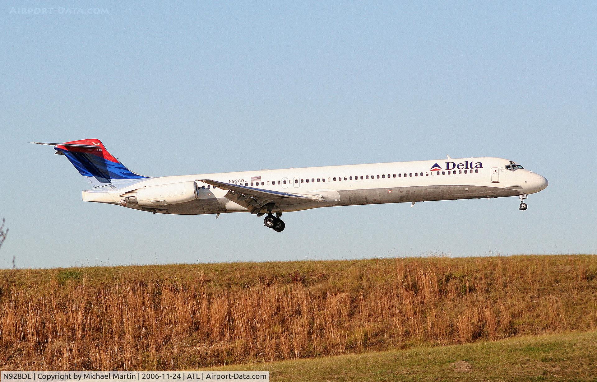 N928DL, 1988 McDonnell Douglas MD-88 C/N 49715, Over the numbers of 9R