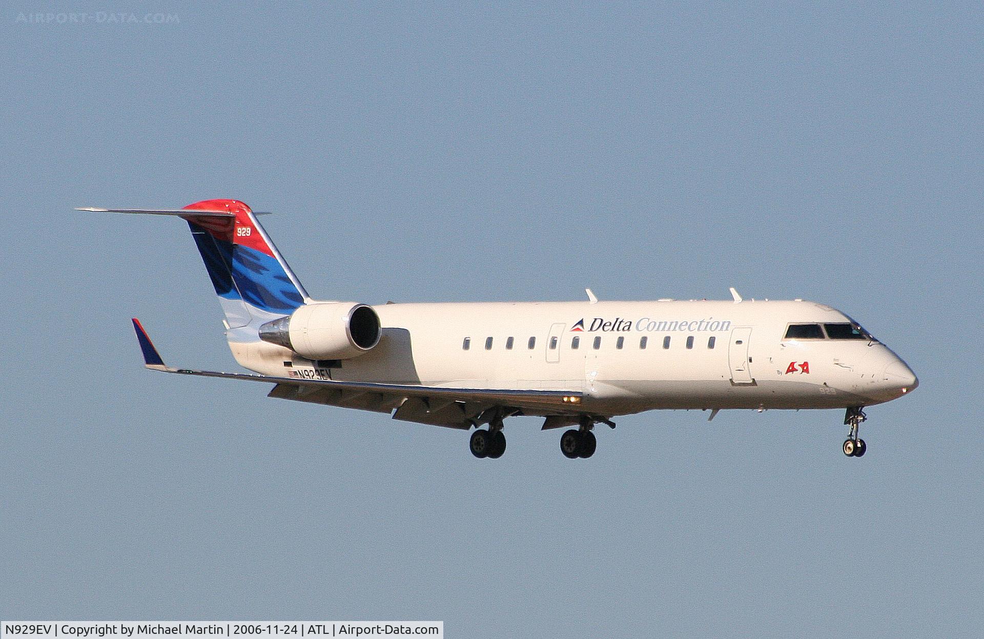 N929EV, 2004 Bombardier CRJ-200ER (CL-600-2B19) C/N 8007, On final for Runway 9R