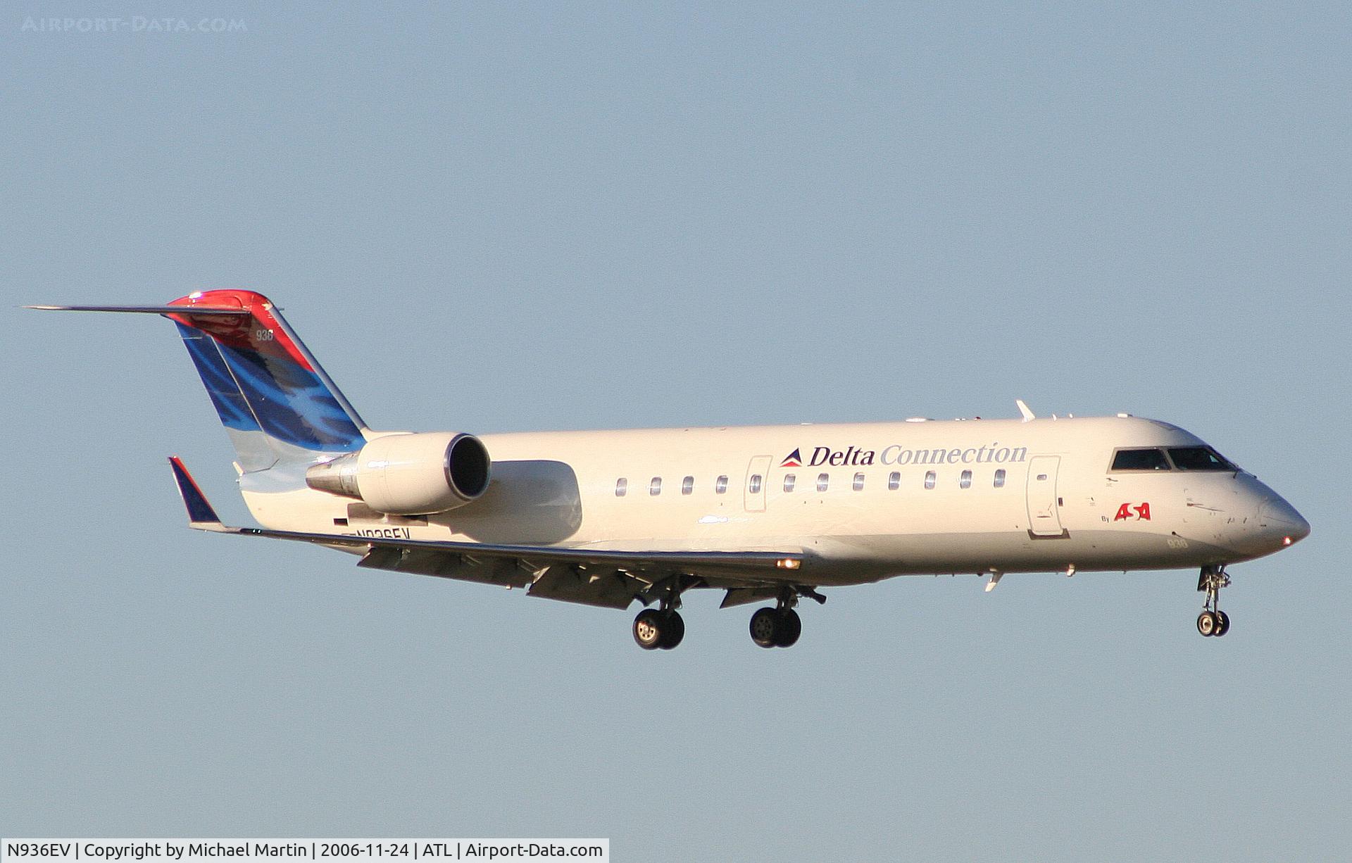 N936EV, 2005 Bombardier CRJ-200ER (CL-600-2B19) C/N 8038, On final for Runway 9R