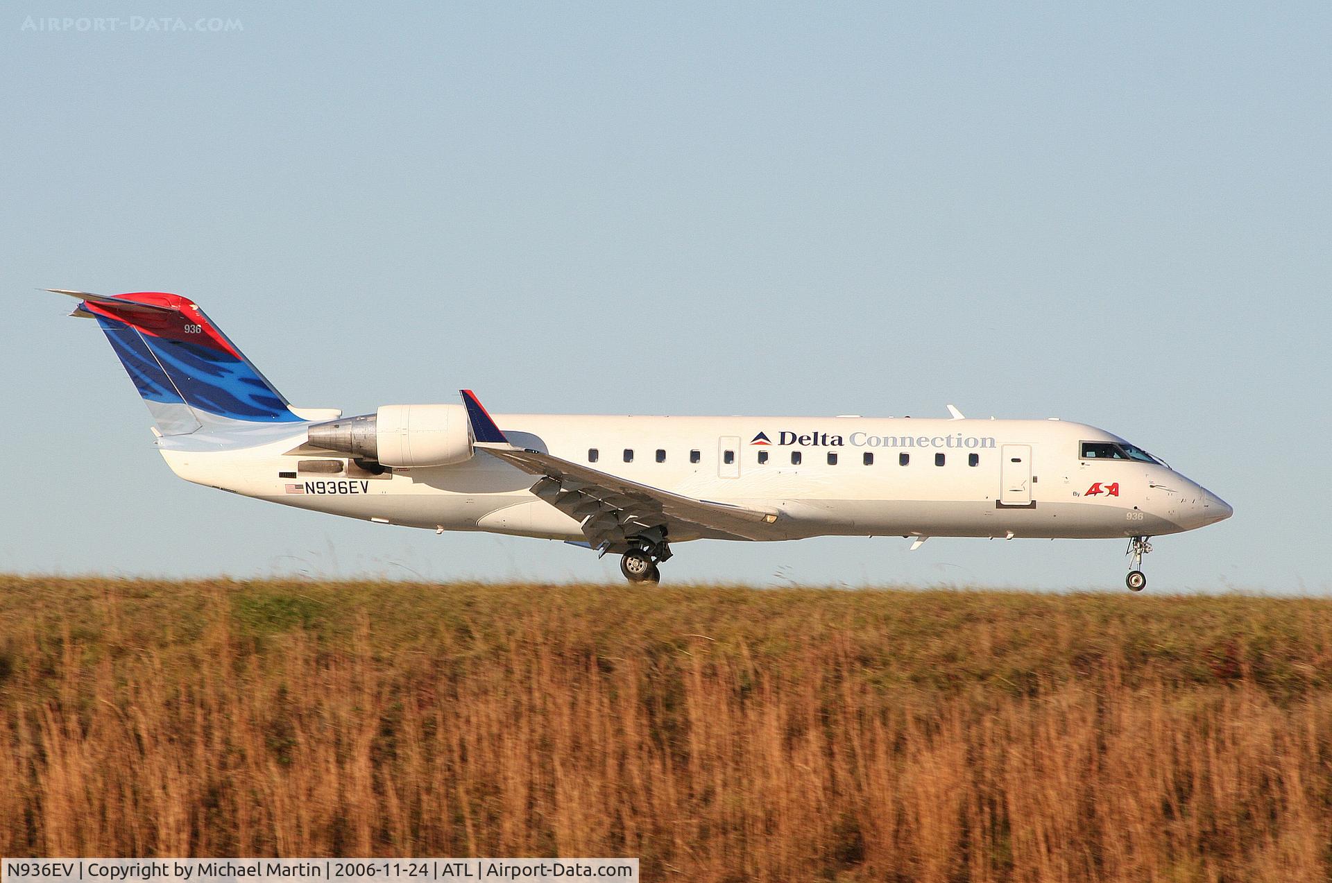 N936EV, 2005 Bombardier CRJ-200ER (CL-600-2B19) C/N 8038, Over the numbers of 9R