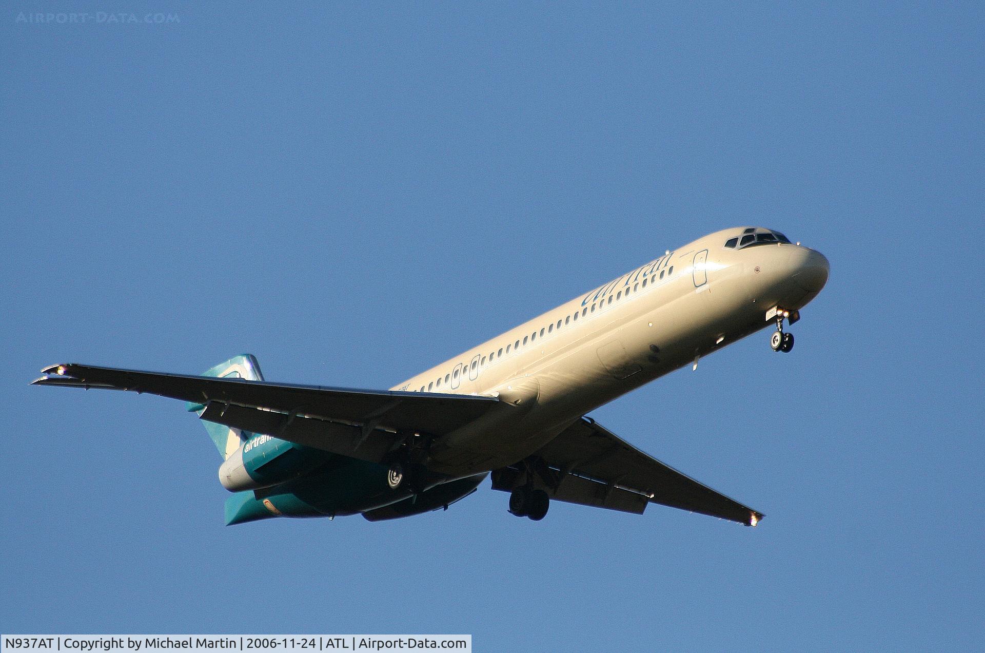 N937AT, 2001 Boeing 717-200 C/N 55091, On final for Runway 9R