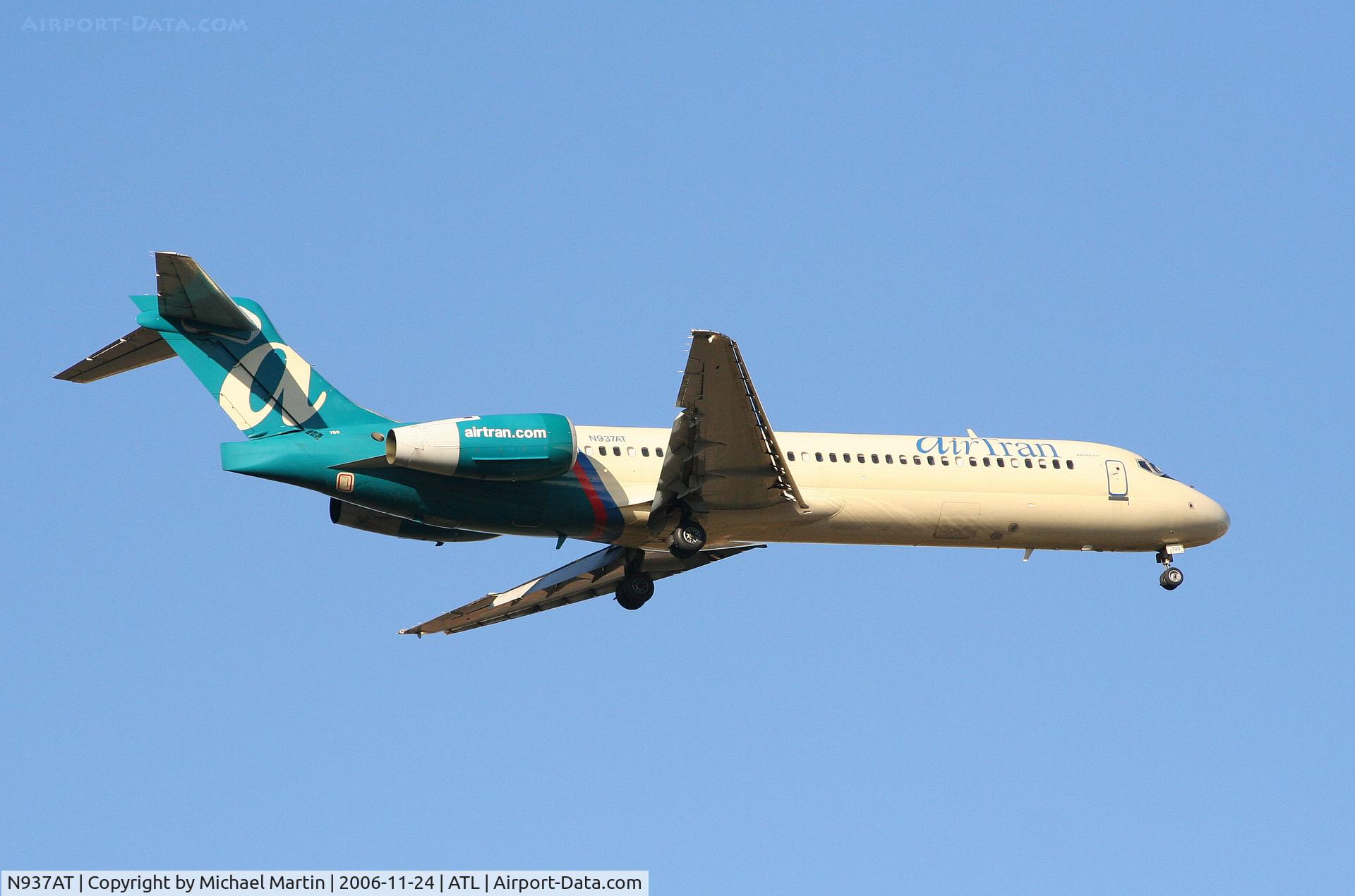 N937AT, 2001 Boeing 717-200 C/N 55091, Over the numbers of 9R