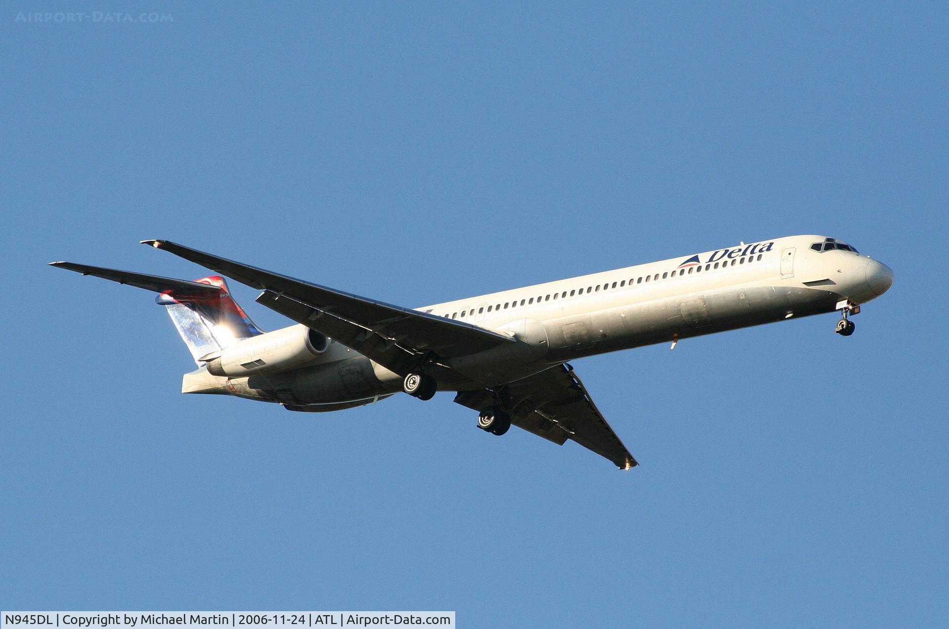 N945DL, 1989 McDonnell Douglas MD-88 C/N 49818, On final for Runway 9R