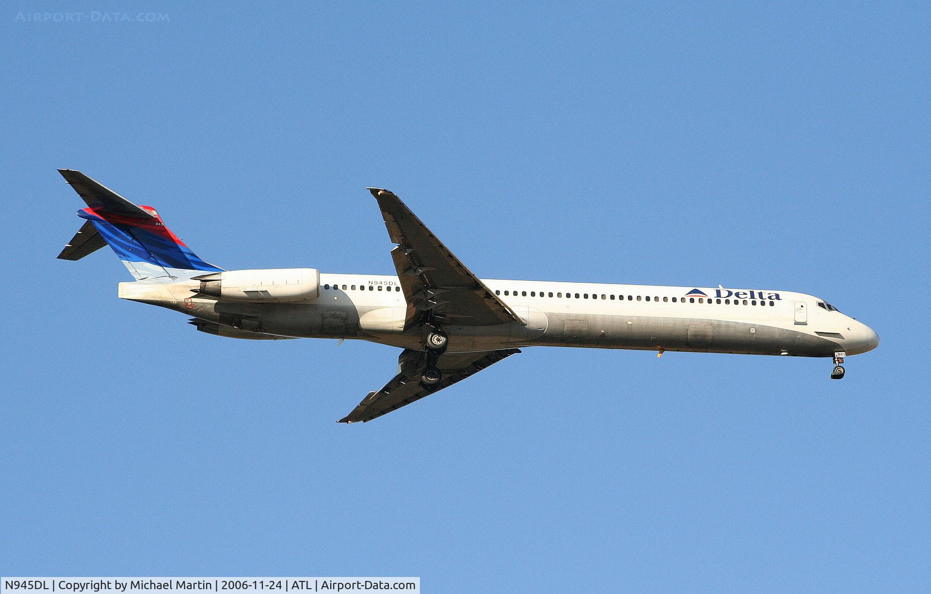 N945DL, 1989 McDonnell Douglas MD-88 C/N 49818, Over the numbers of 9R