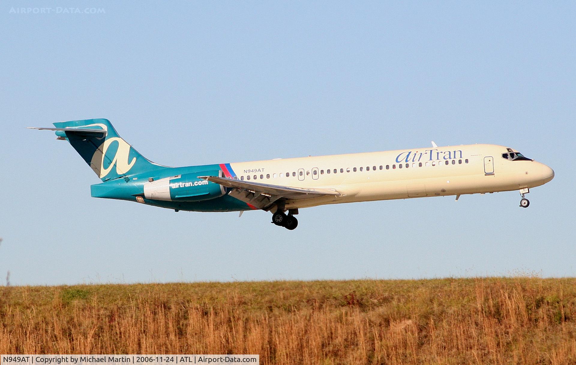 N949AT, 1999 Boeing 717-200 C/N 55003, Over the numbers of 9R