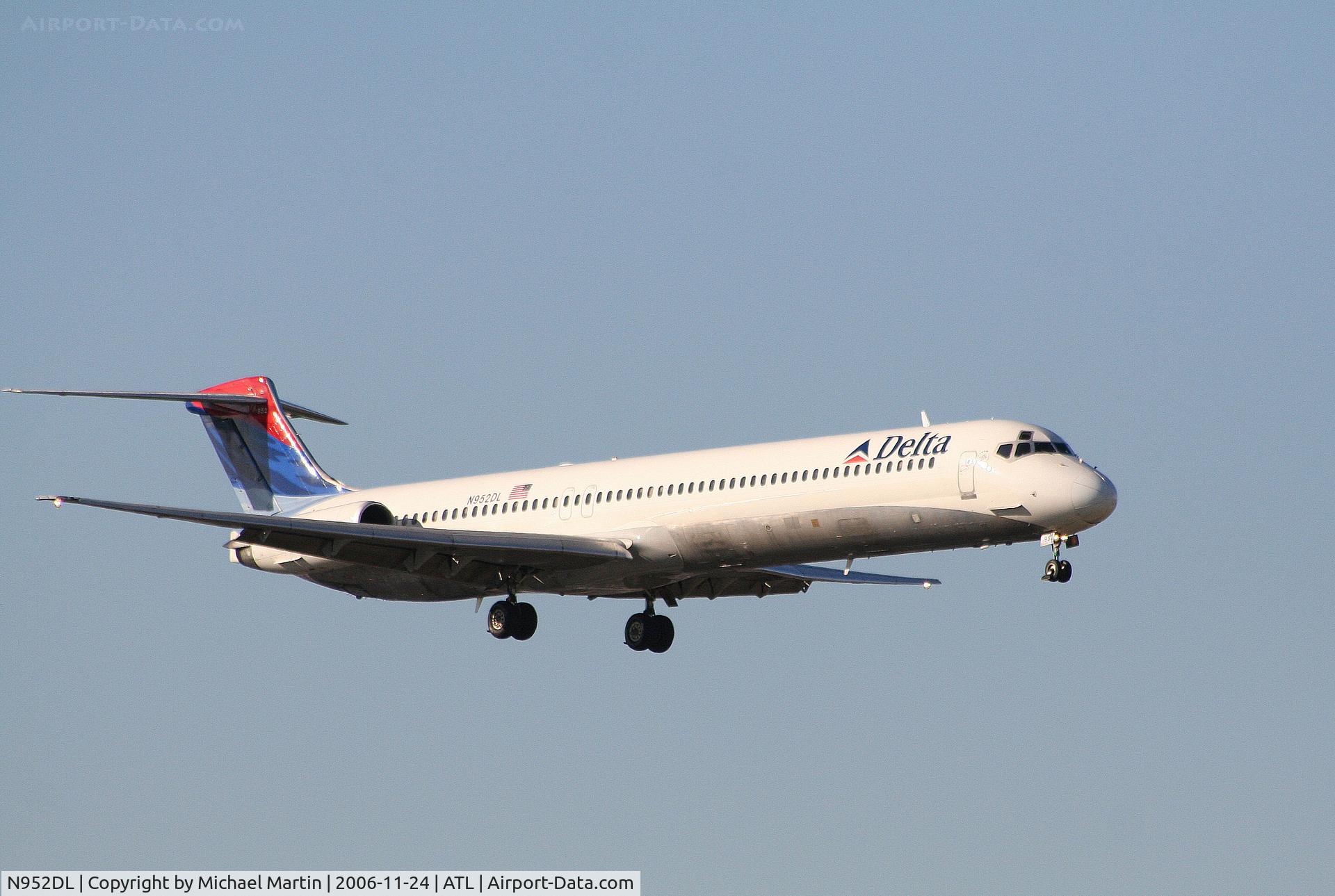 N952DL, 1990 McDonnell Douglas MD-88 C/N 49883, On final for Runway 9R