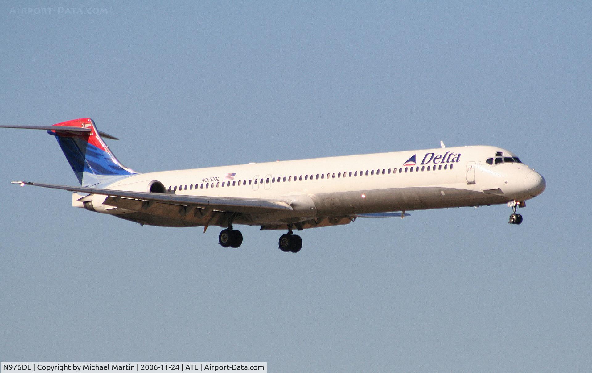 N976DL, 1991 McDonnell Douglas MD-88 C/N 53257, On final for Runway 9R