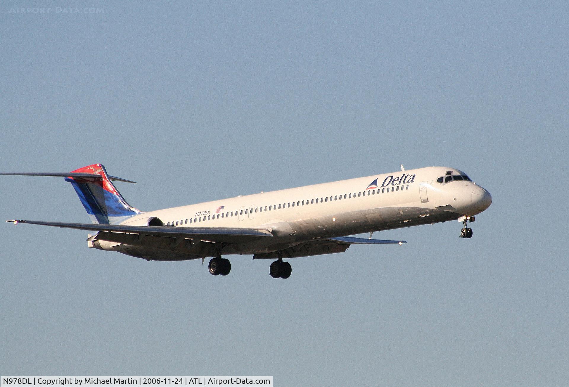 N978DL, 1991 McDonnell Douglas MD-88 C/N 53259, On final for Runway 9R