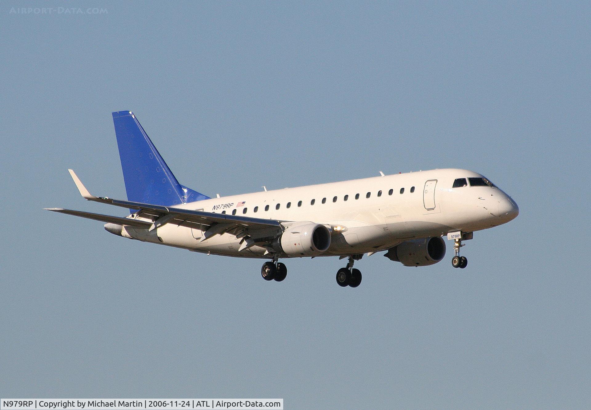 N979RP, 2005 Embraer 170SE (ERJ-170-100SE) C/N 17000088, On final for Runway 9R