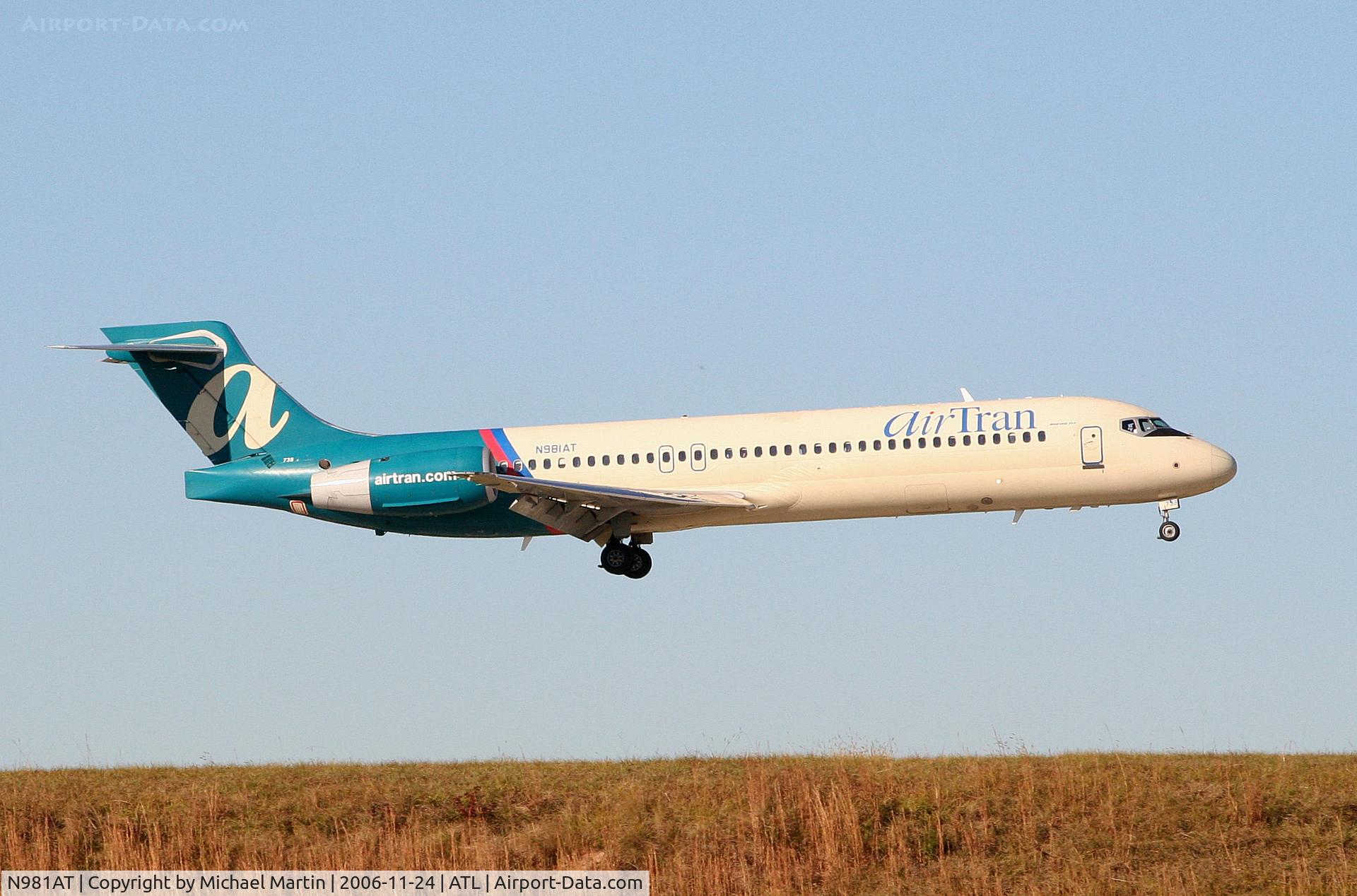N981AT, 2002 Boeing 717-200 C/N 55040, Over the numbers of 9R