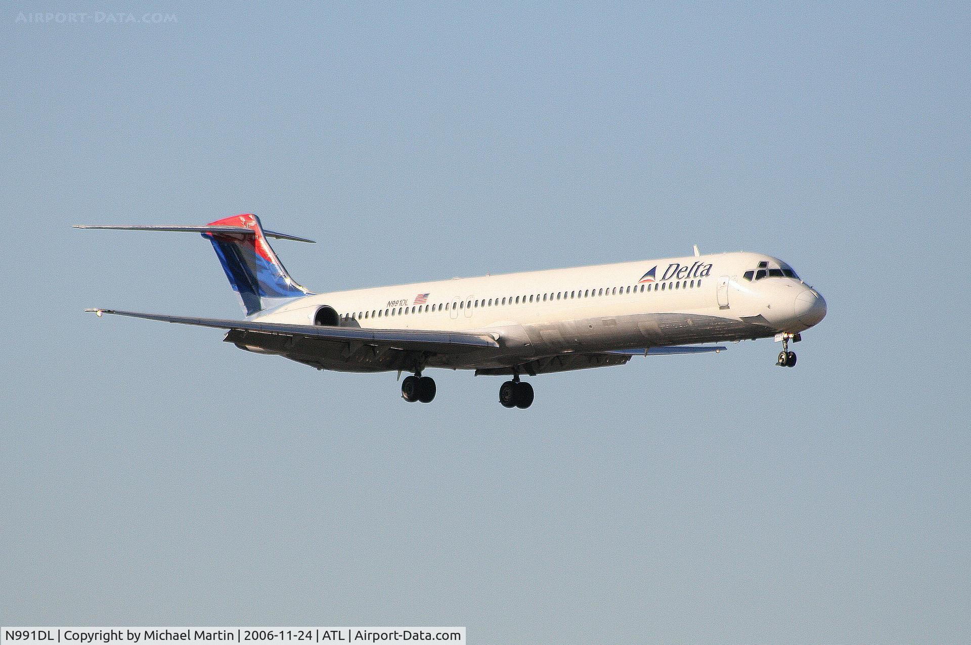 N991DL, 1991 McDonnell Douglas MD-88 C/N 53343, On final for Runway 9R