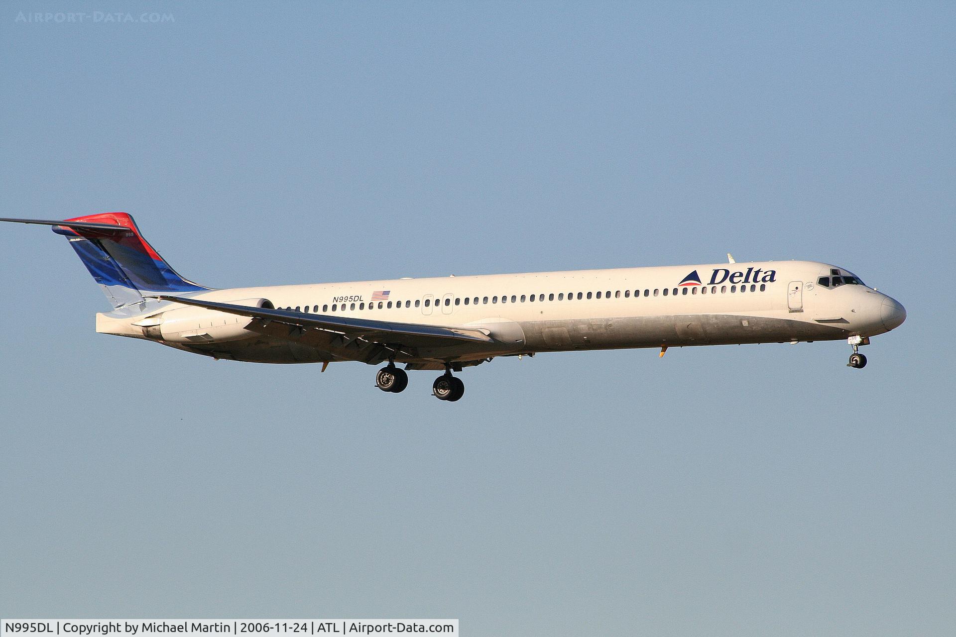 N995DL, 1991 McDonnell Douglas MD-88 C/N 53362, On final for Runway 9R