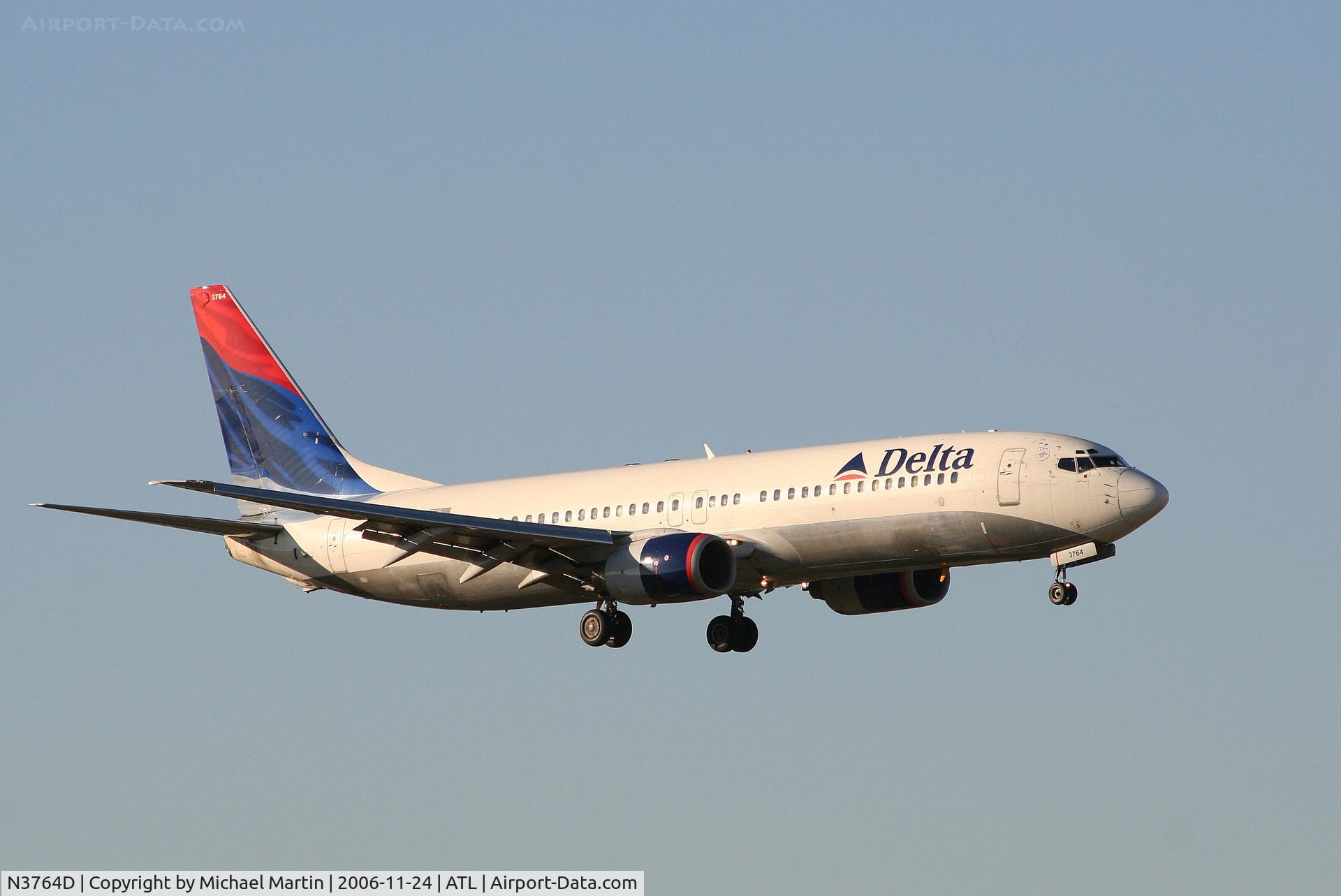 N3764D, 2001 Boeing 737-832 C/N 30818, On final for Runway 9R