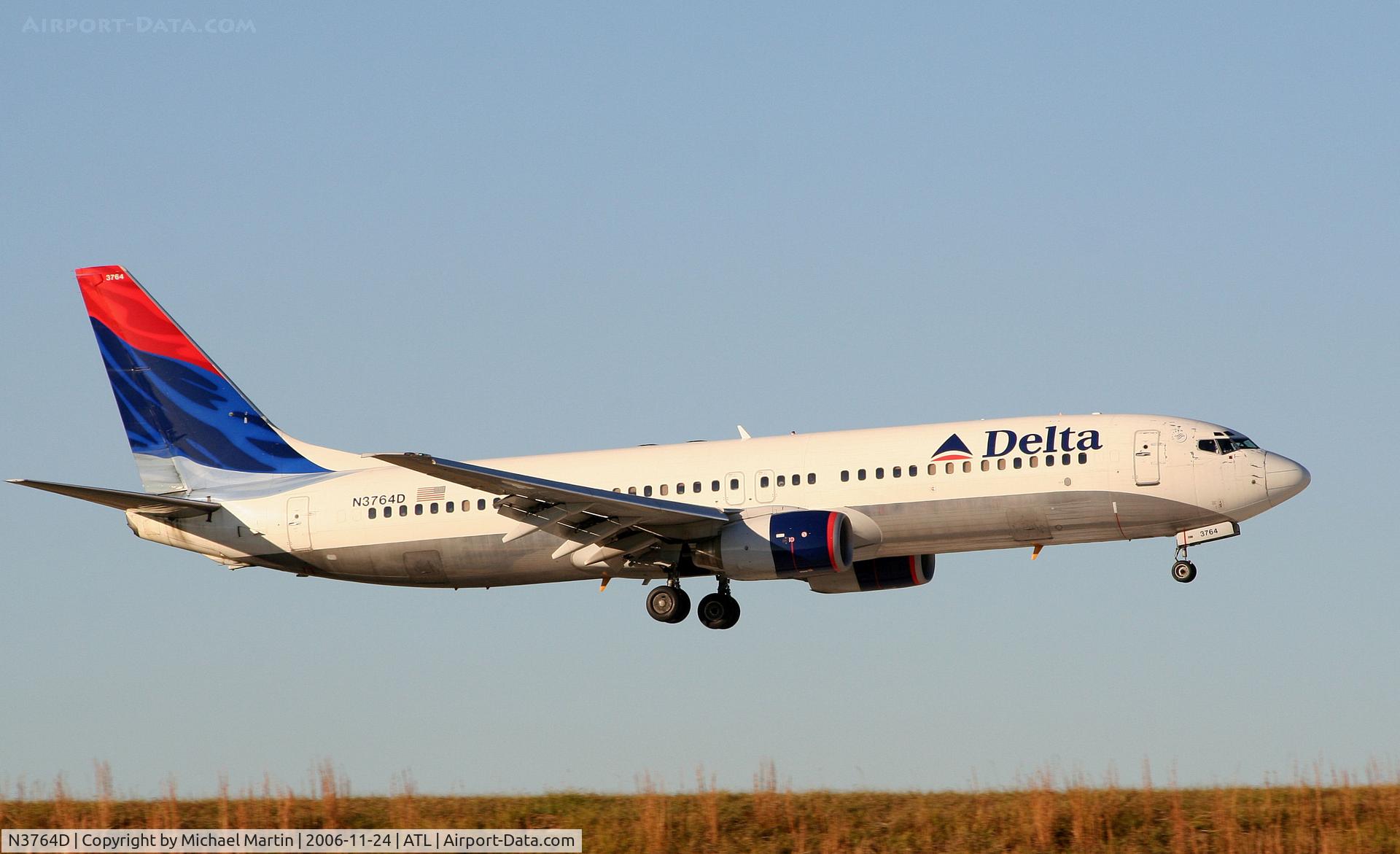 N3764D, 2001 Boeing 737-832 C/N 30818, Over the numbers of 9R