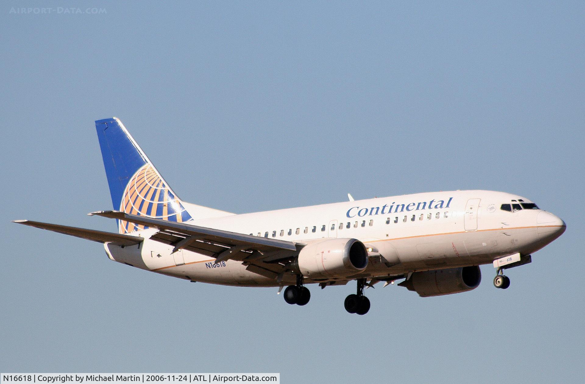 N16618, 1994 Boeing 737-524 C/N 27331, On final for Runway 9R