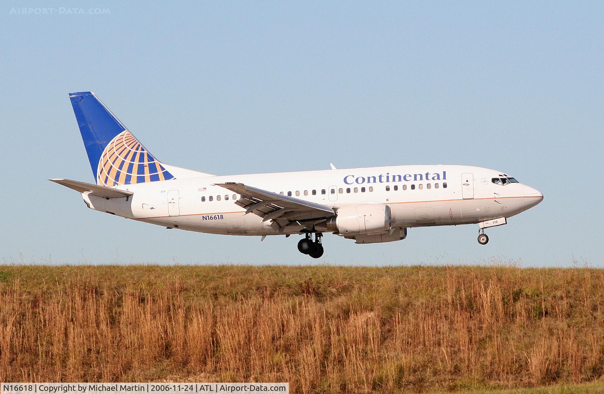 N16618, 1994 Boeing 737-524 C/N 27331, Over the numbers of 9R