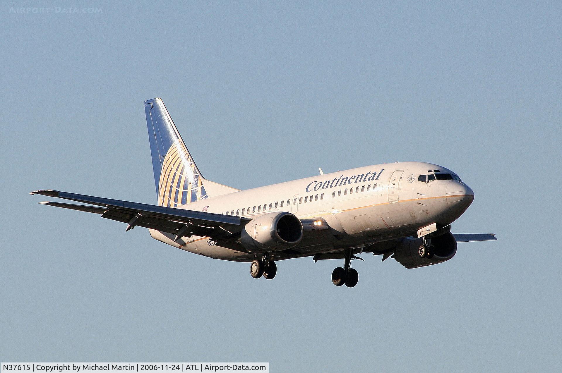 N37615, 1994 Boeing 737-524 C/N 27328, On final for Runway 9R