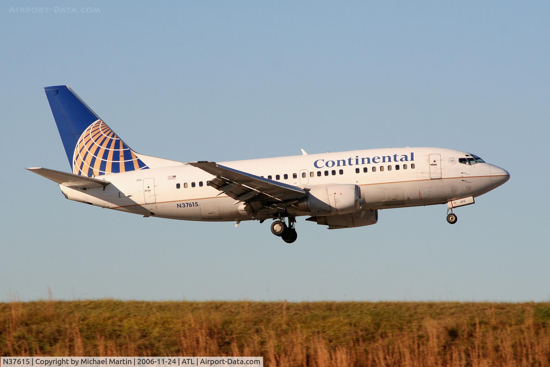 N37615, 1994 Boeing 737-524 C/N 27328, On final for Runway 9R