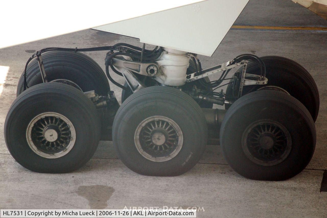 HL7531, 1997 Boeing 777-2B5/ER C/N 27946, The massive landing gear of a B 777-200
